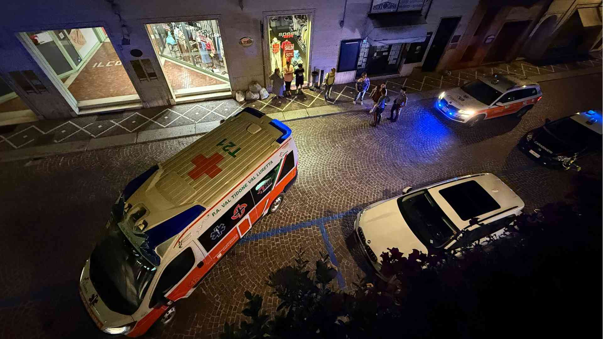 Trascinata da un'auto nella notte a Castello, il video delle telecamere