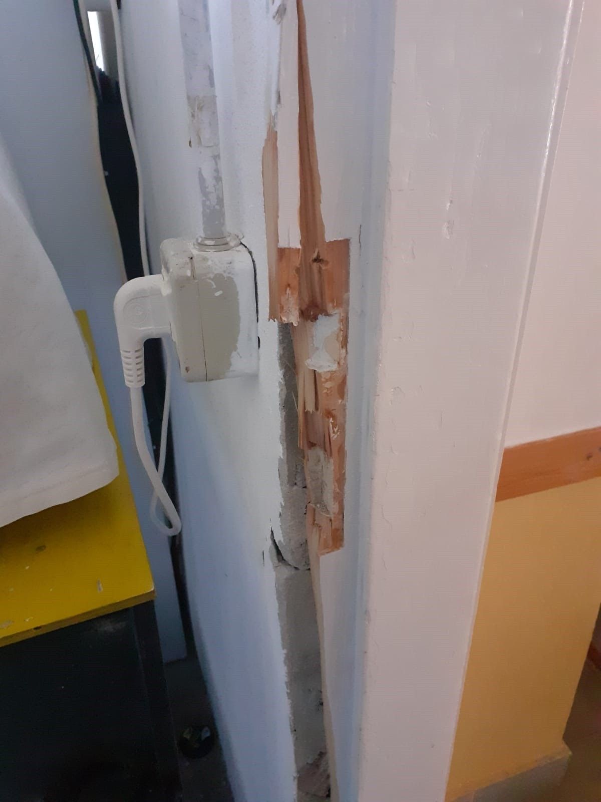 La porta scassinata