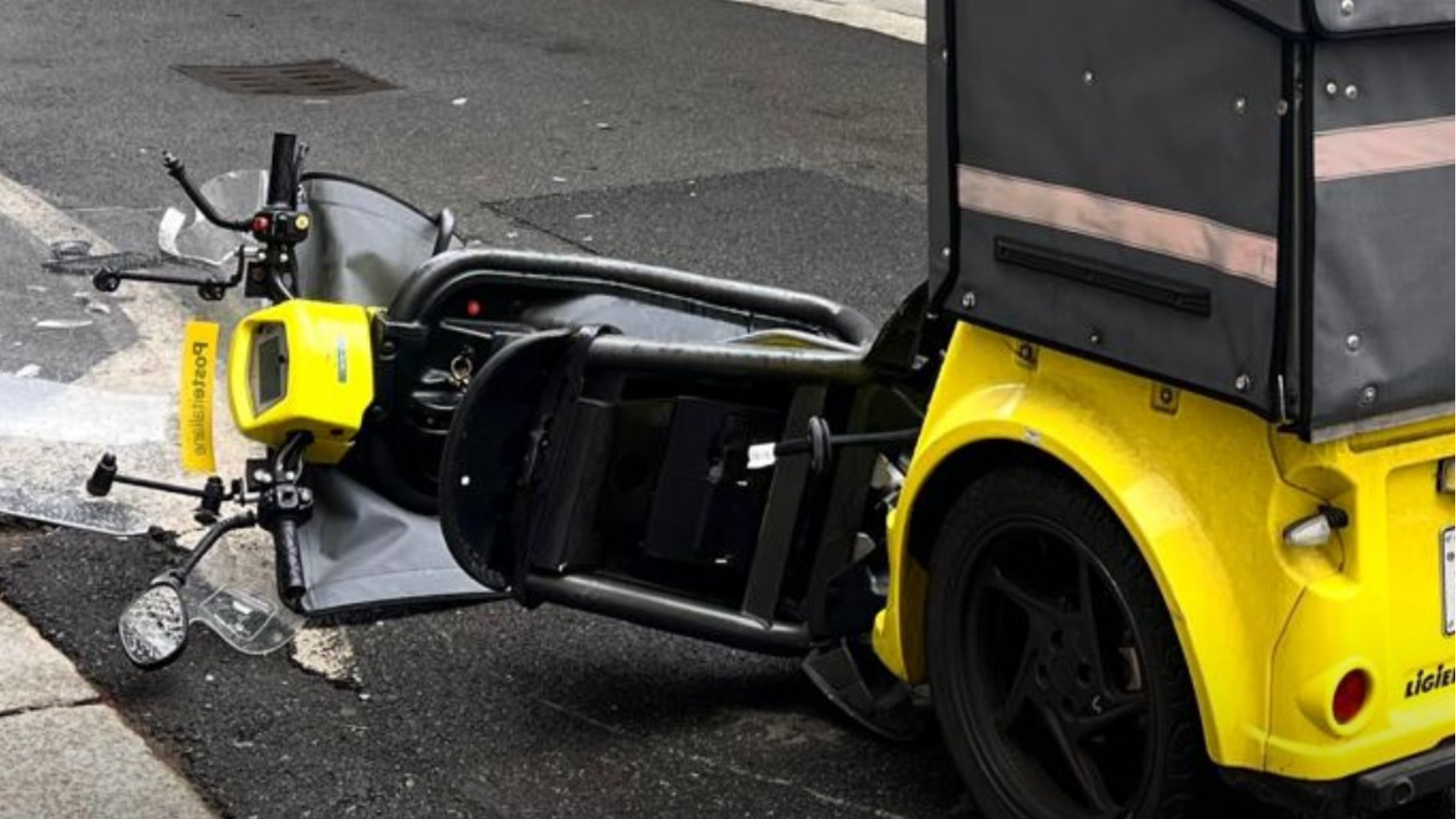 Incidente "all'incrocio maledetto", scooter delle Poste a terra