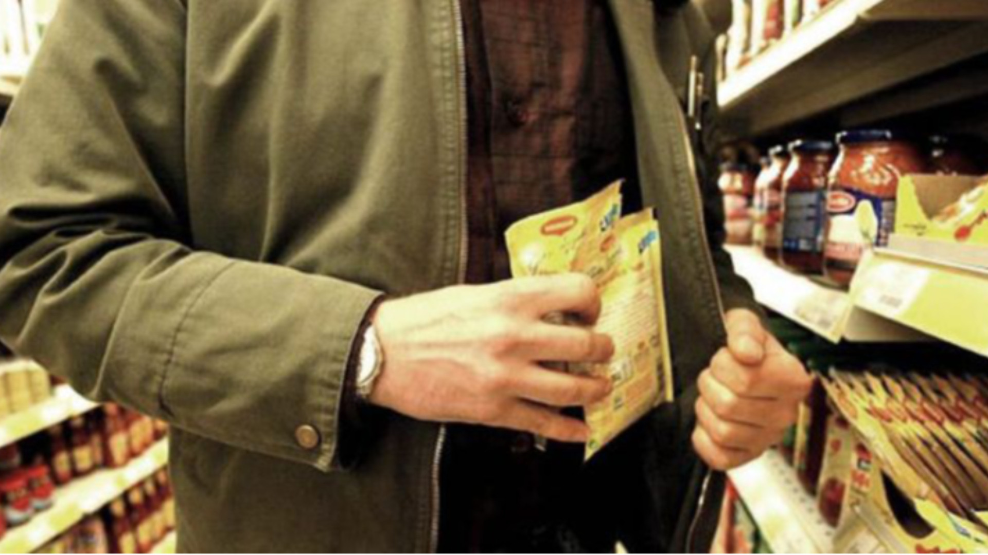 Non paga il formaggio, zuffa al supermarket e arresto per rapina