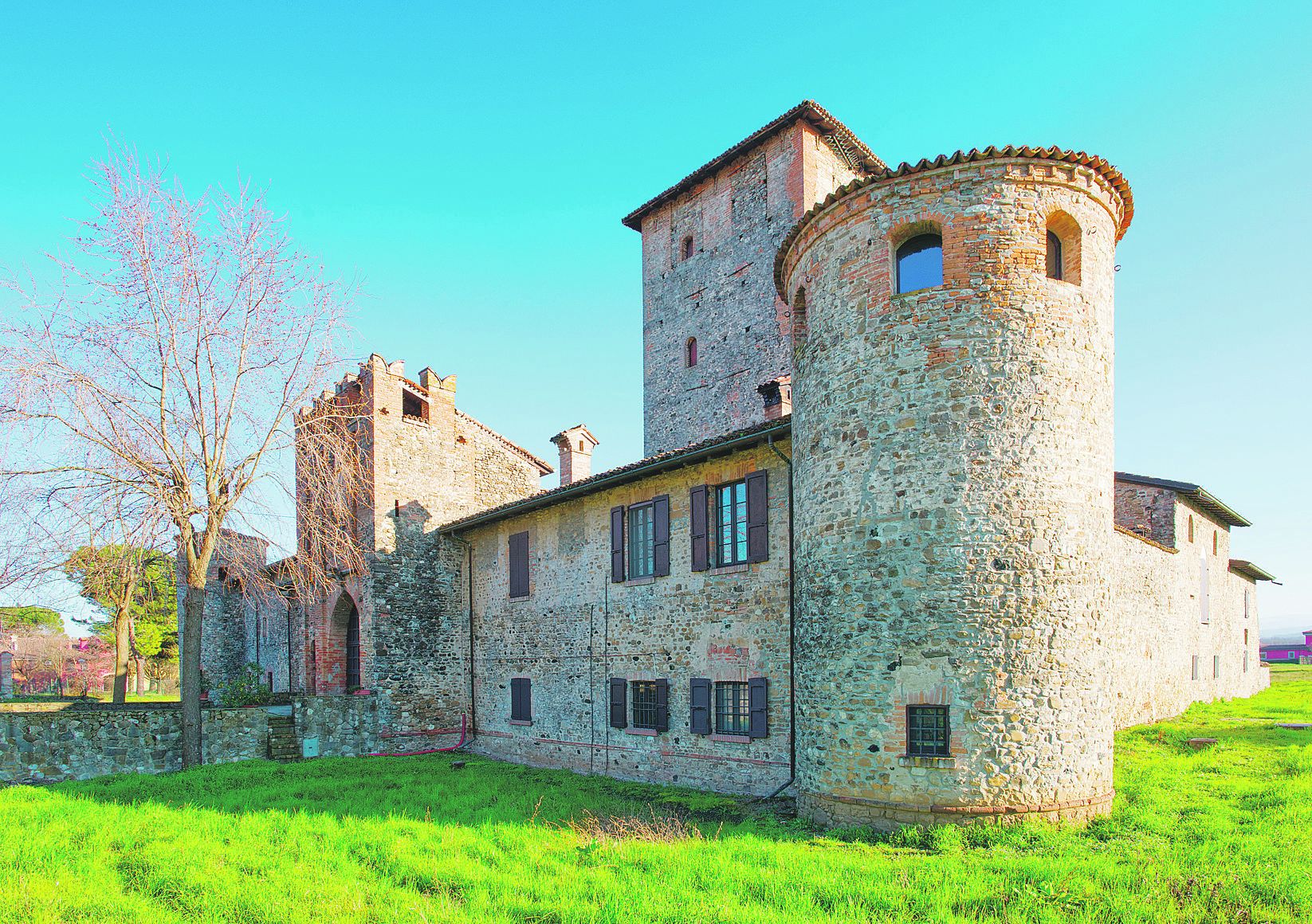 La facciata settentrionale del castello ripresa da nord-ovest 