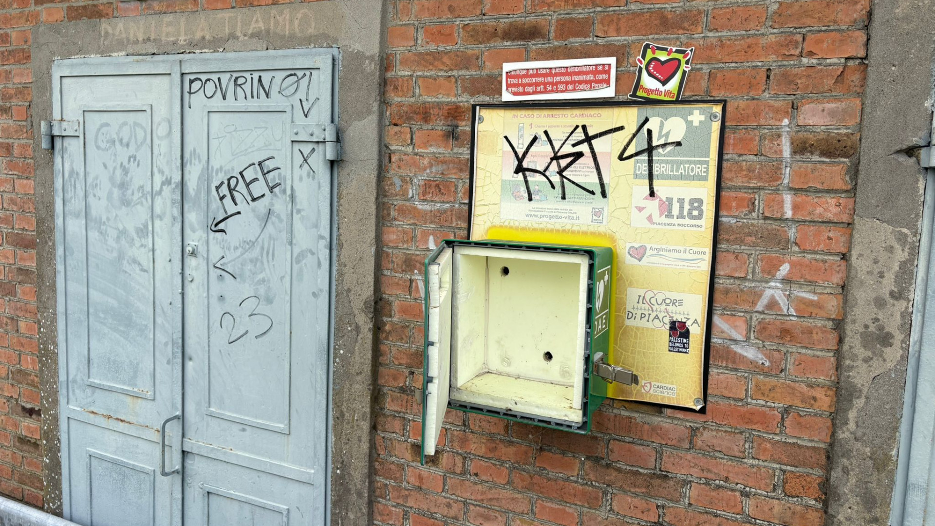Rubato un defibrillatore sull'argine del Po