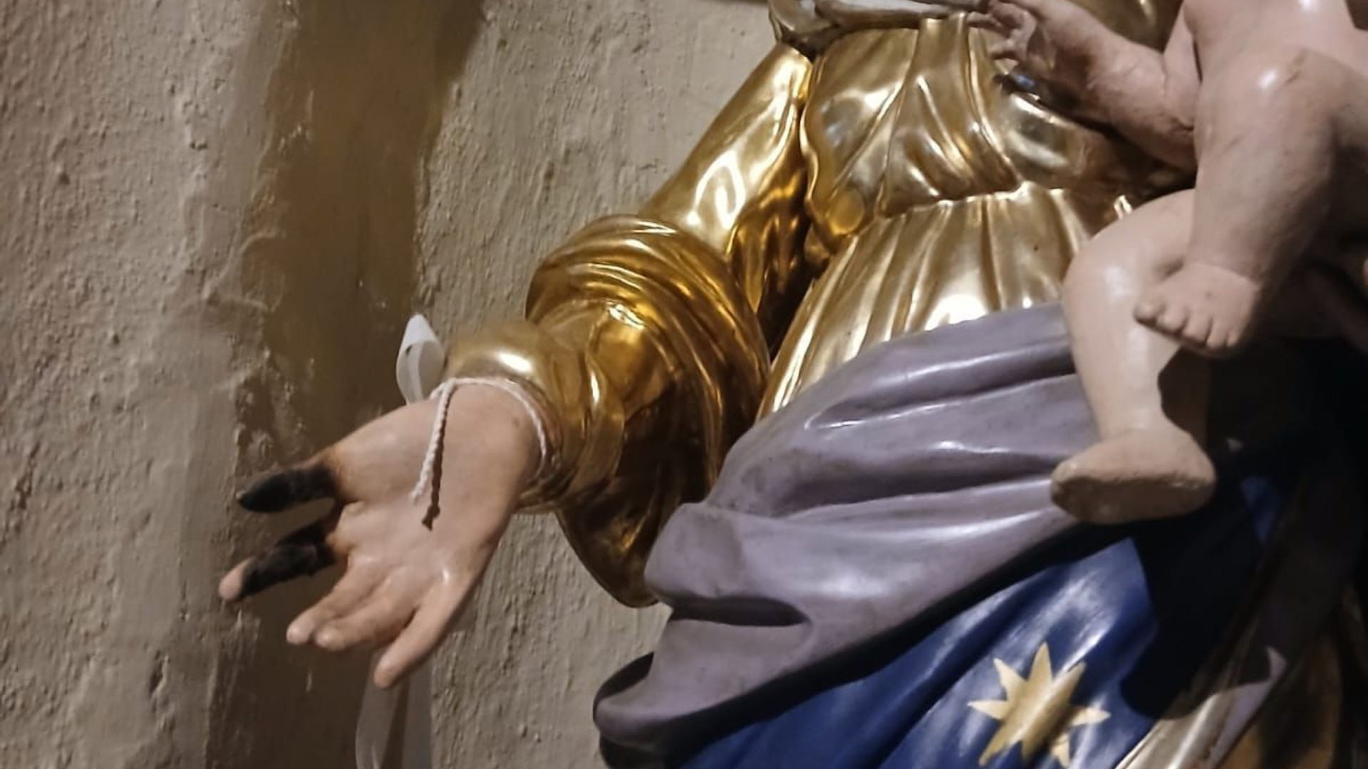 Santa Maria di Bobbio, bruciata la mano della Madonna del '700