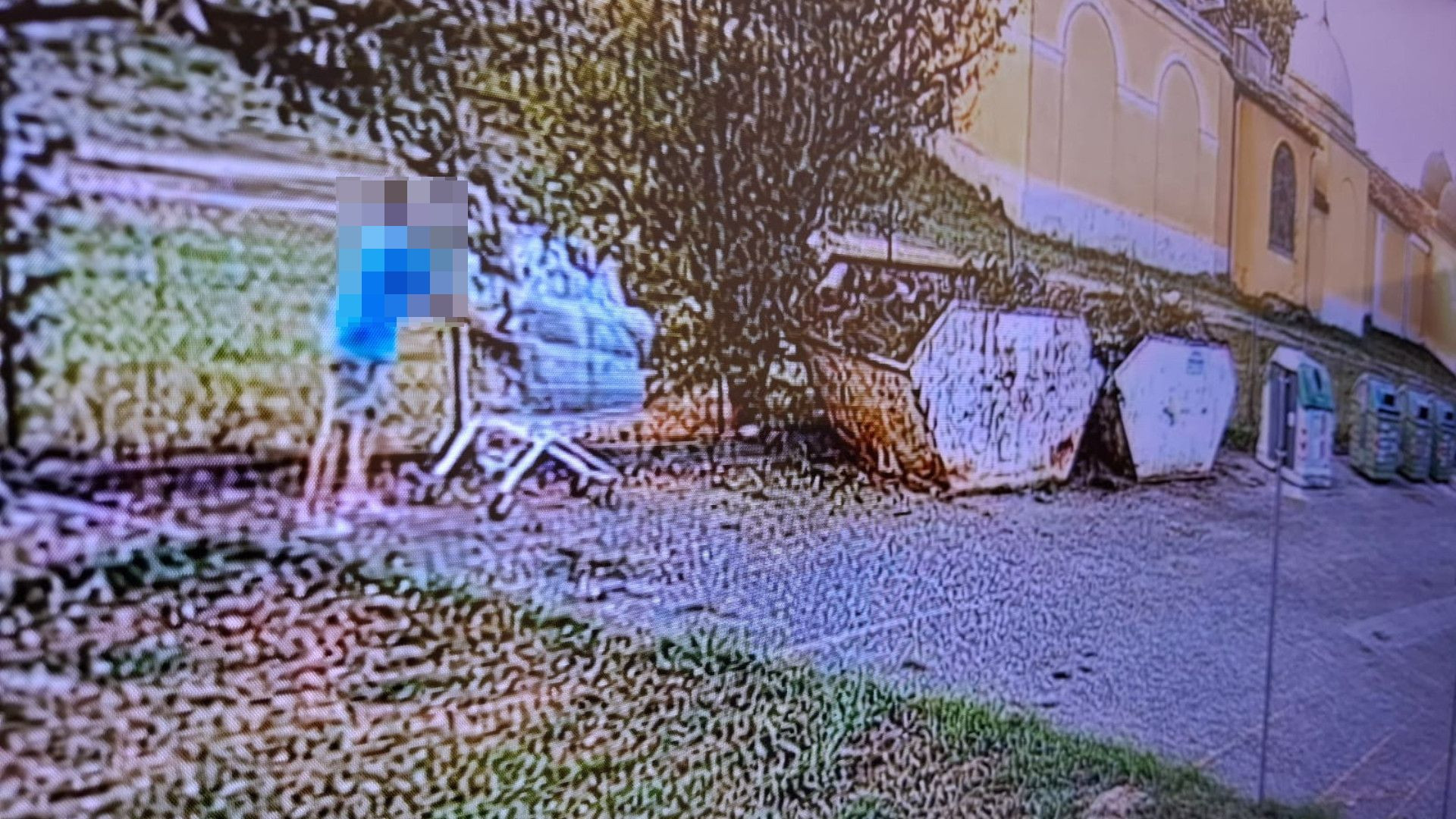 Abbandona tre materassi dietro il cimitero, multa da 300 euro