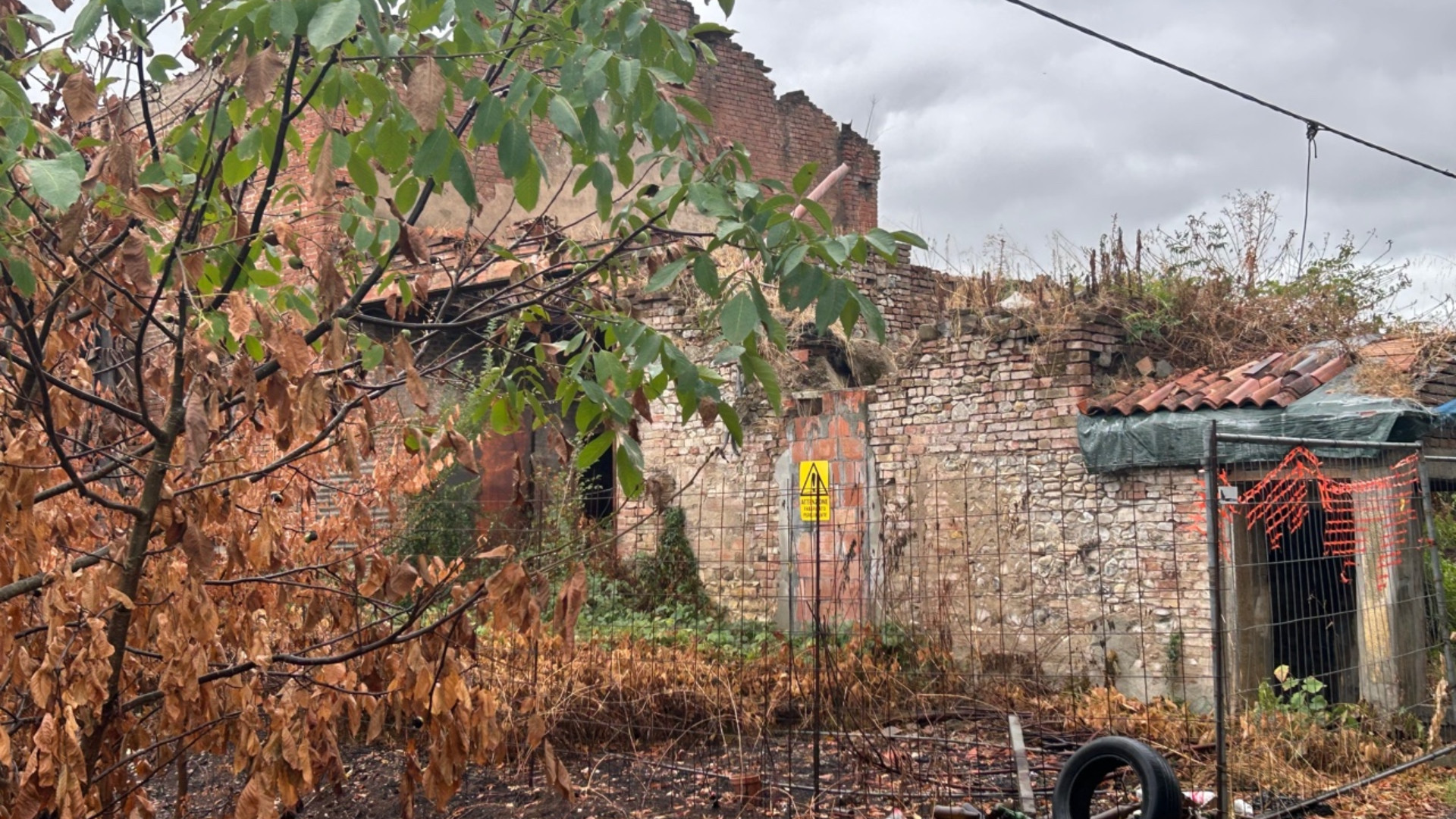 È pericolosa: il sindaco ordina di demolire la cascina bruciata