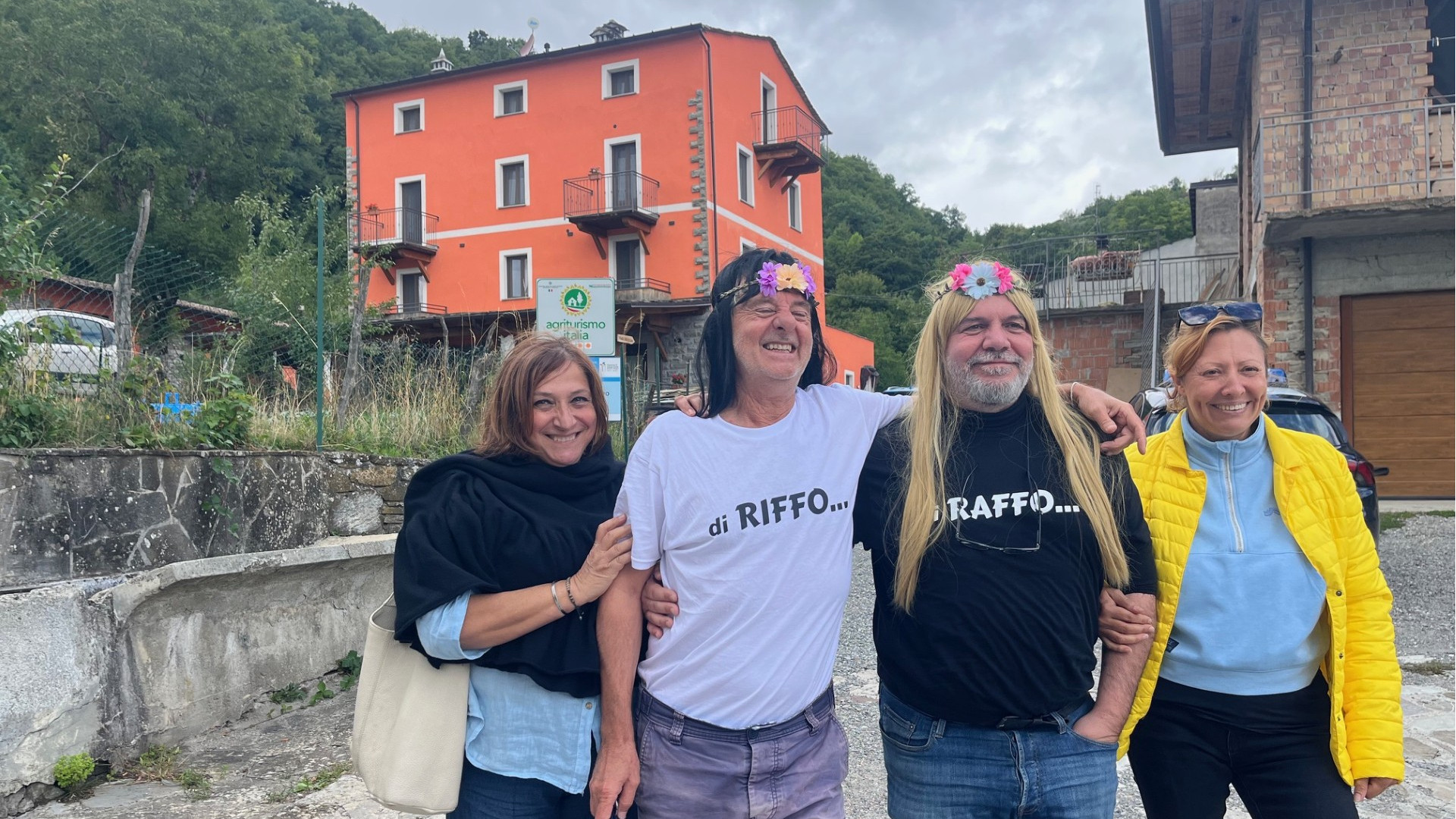 alcuni manifestanti pro-alberi davanti alla struttura che ospita il ritiro della giunta Tarasconi - © Libertà/Marco Vincenti