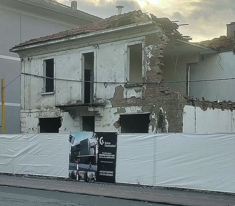 L’area della demolizione ieri, in via Veneto FOTO MALACALZA