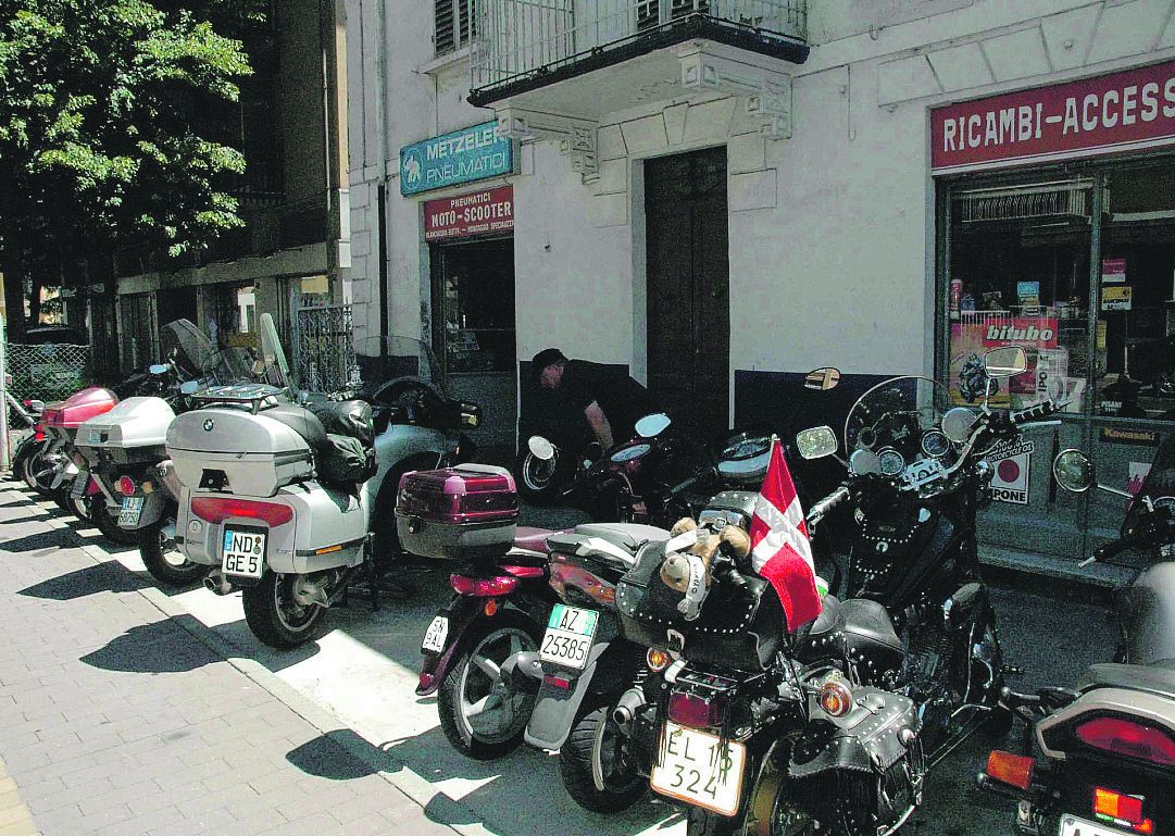 L’officina, che prima era anche una pompa di benzina