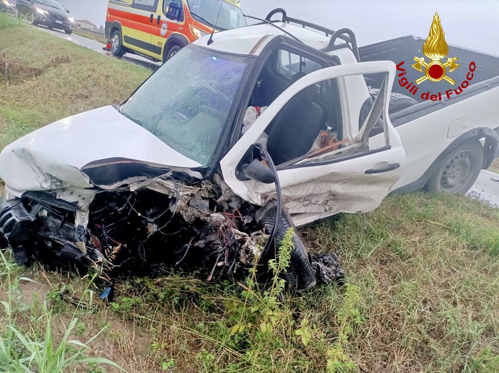 Il furgone finito fuori strada