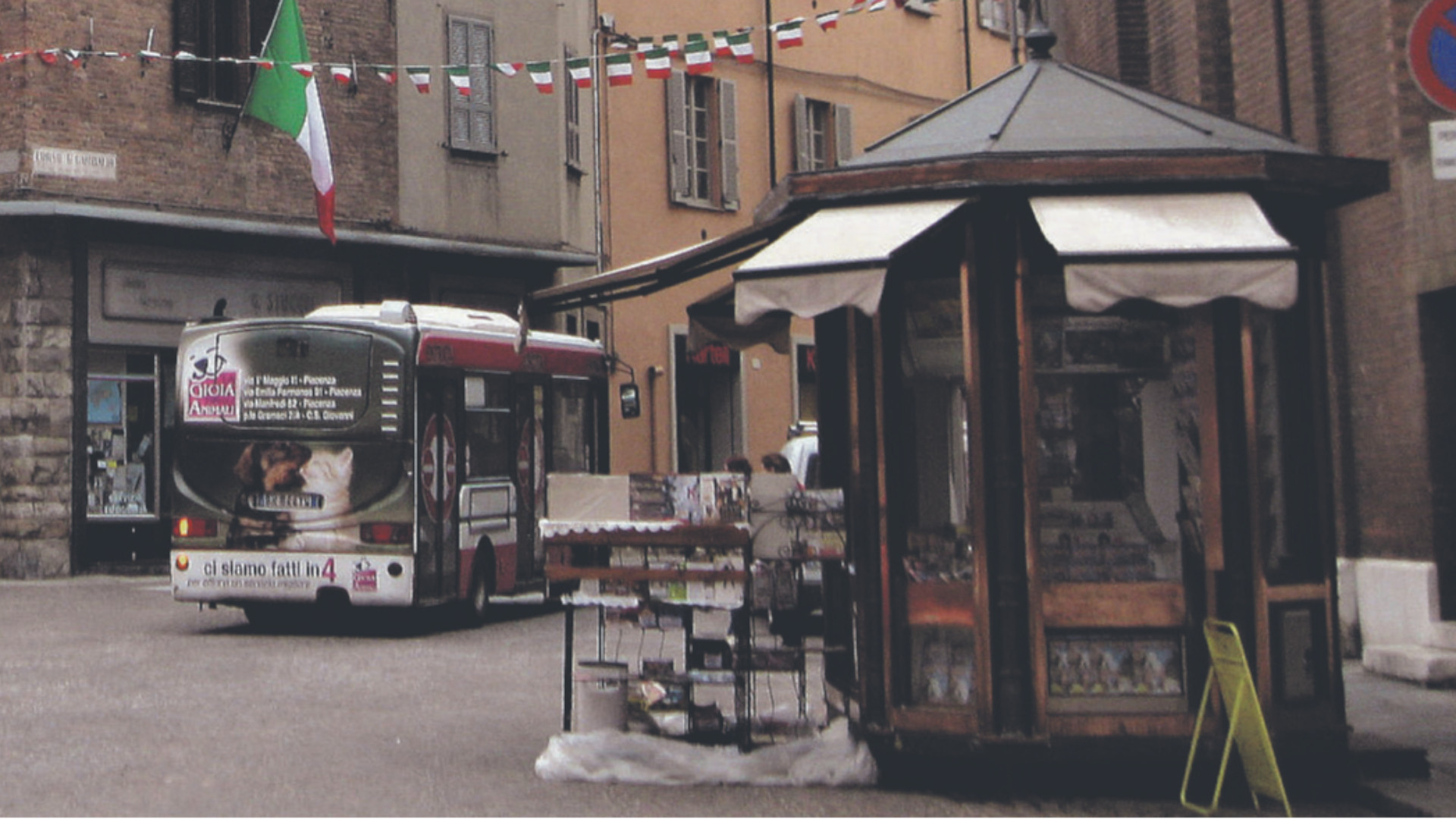 Il chiosco scomparso da piazza Borgo: ora tanti lo rimpiangono