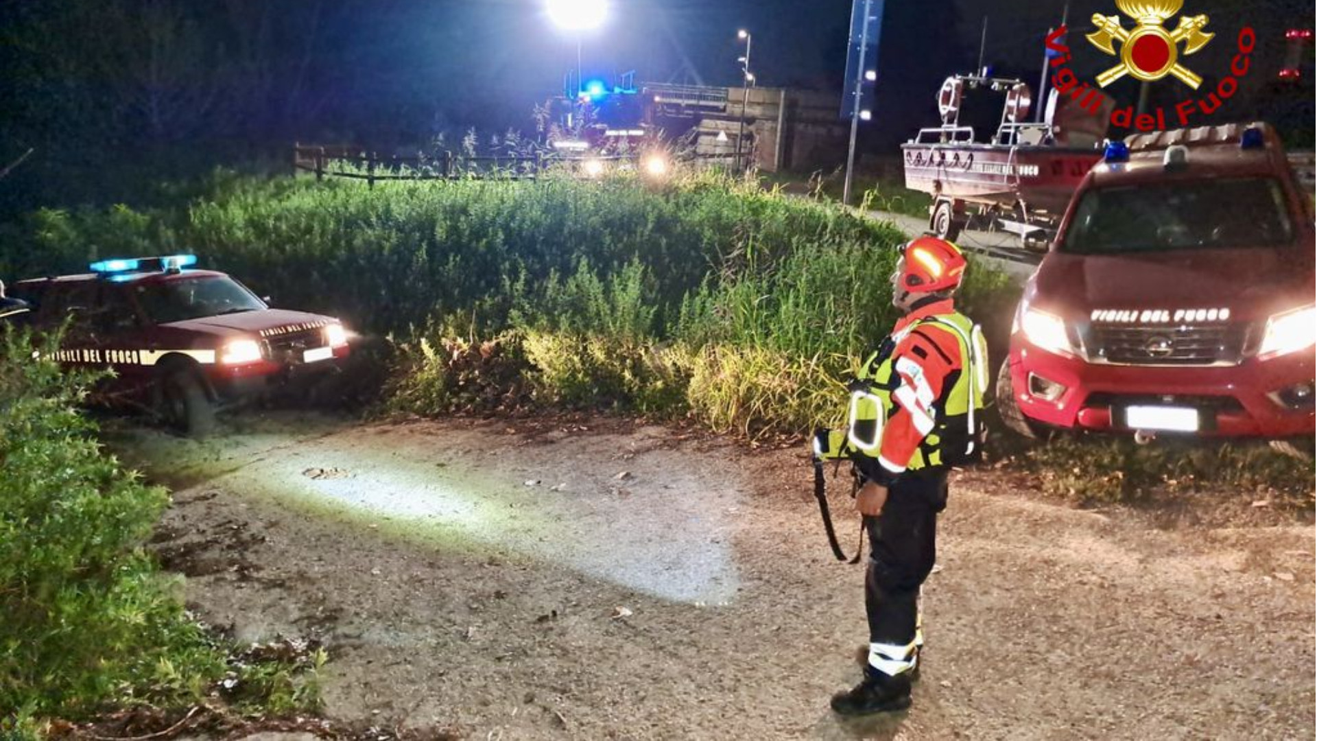 Giovane finisce nelle acque del Po: recuperato vivo dai vigili del fuoco