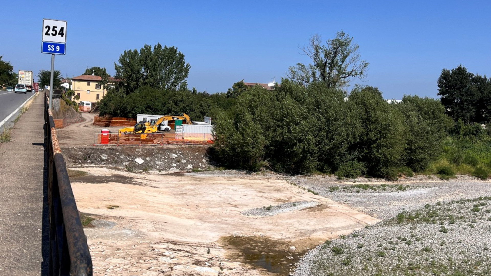 Il cantiere allestito sotto al ponte sul Nure