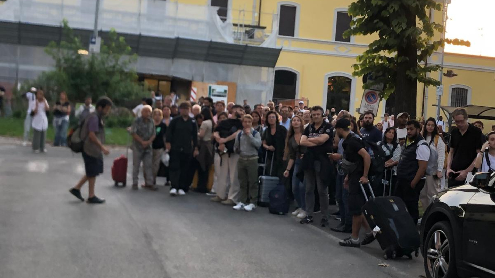 Alcuni pendolari diretti a Piacenza che, a causa della soppressione di un treno, sono scesi alla stazione di Codogno in attesa dell'autobus sostitutivo
