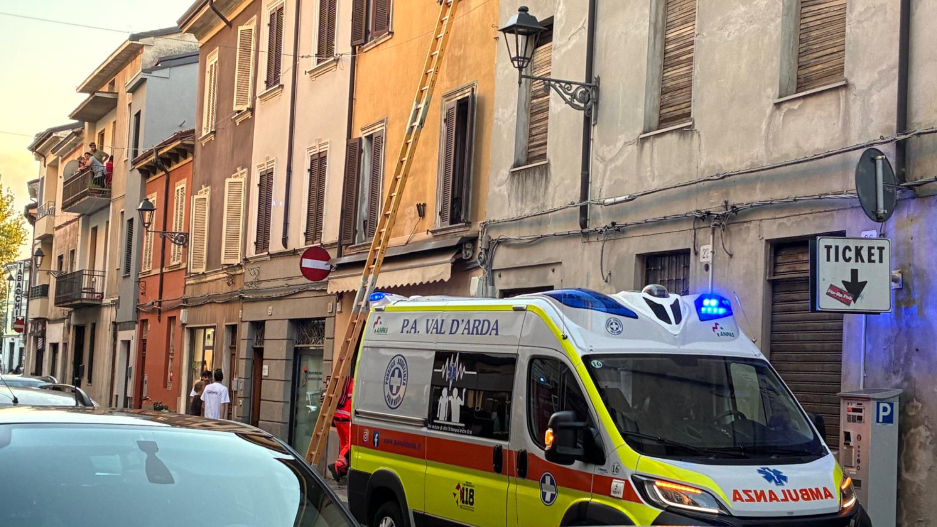 L'intervento di vigili del fuoco e 118 in via XX Settembre a Fiorenzuola - © Libertà/Manrico Lamur