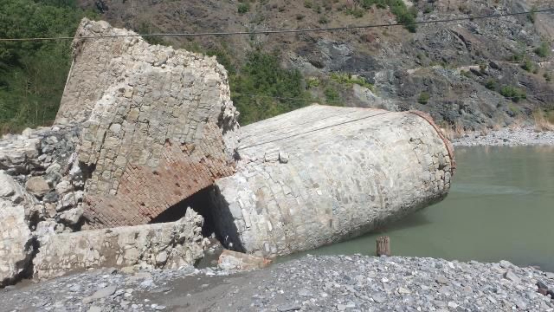 Piena del Trebbia, crollato ultimo pilone del Ponte Barberino