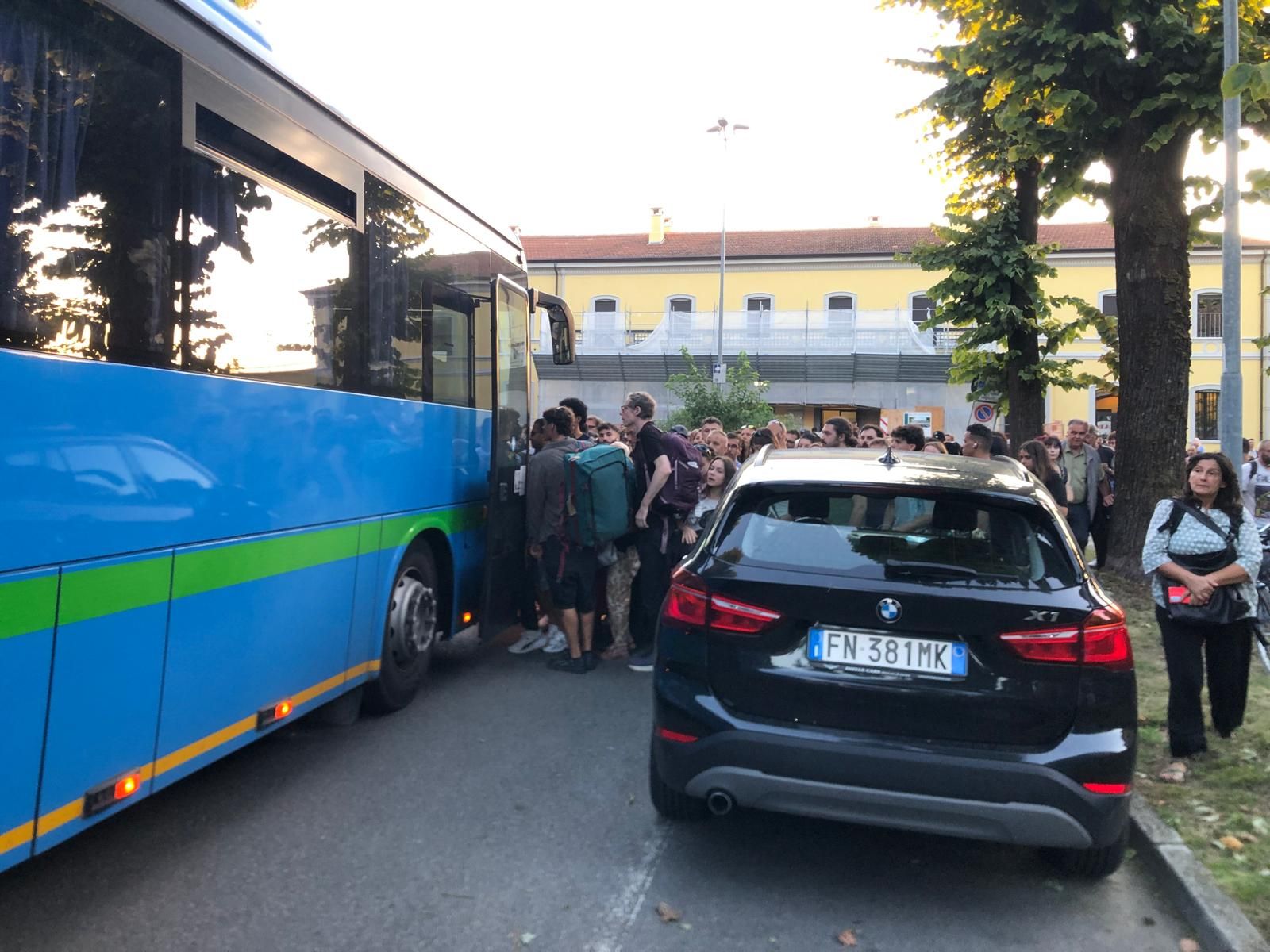 I passeggeri di un treno proveniente da Milano e diretto a Piacenza sono stati costretti a scendere alla stazione di Codogno a causa della soppressione del convoglio: per loro è stato predisposto un autobus sostitutivo