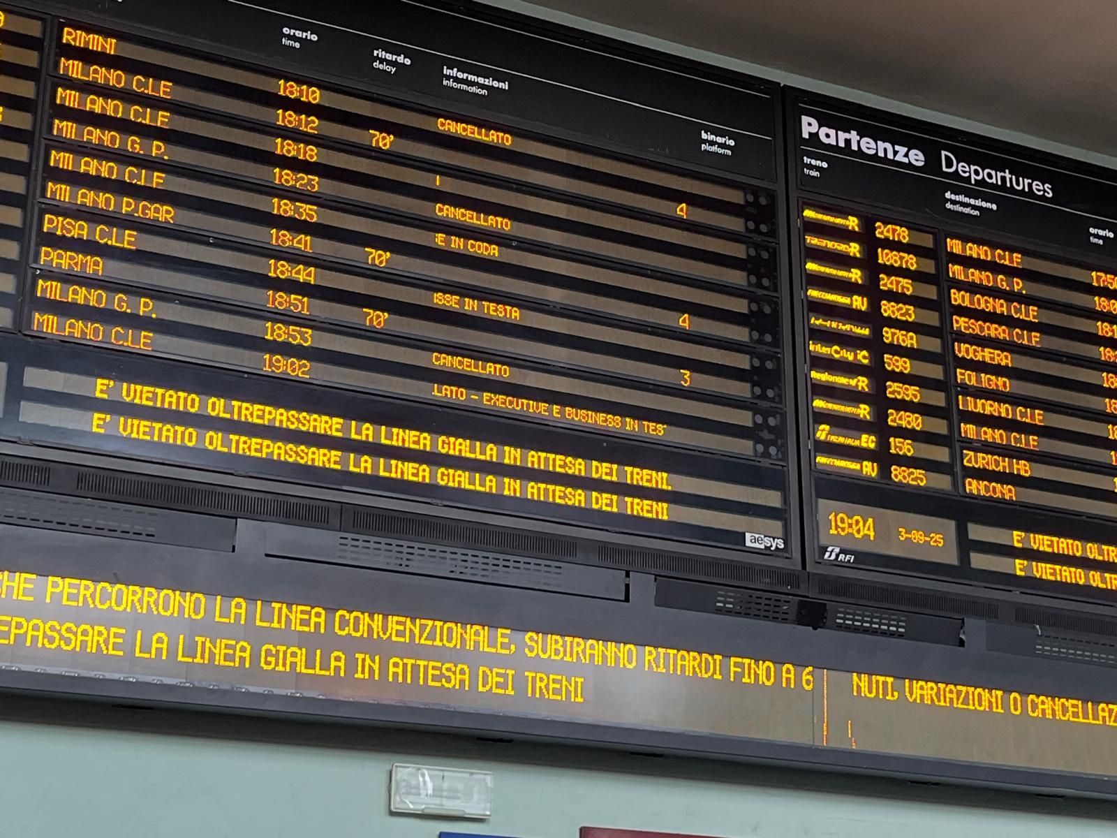 Il tabellone della stazione ferroviaria indica vari treni cancellati e altri con pesanti ritardi
