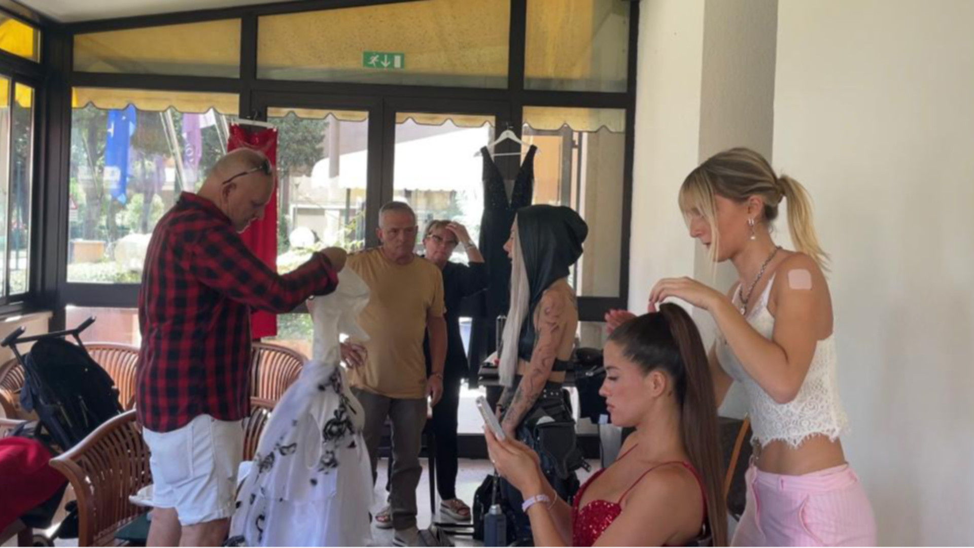 Tony Scaffidi a Venezia pettina attrici, rapper e influencer
