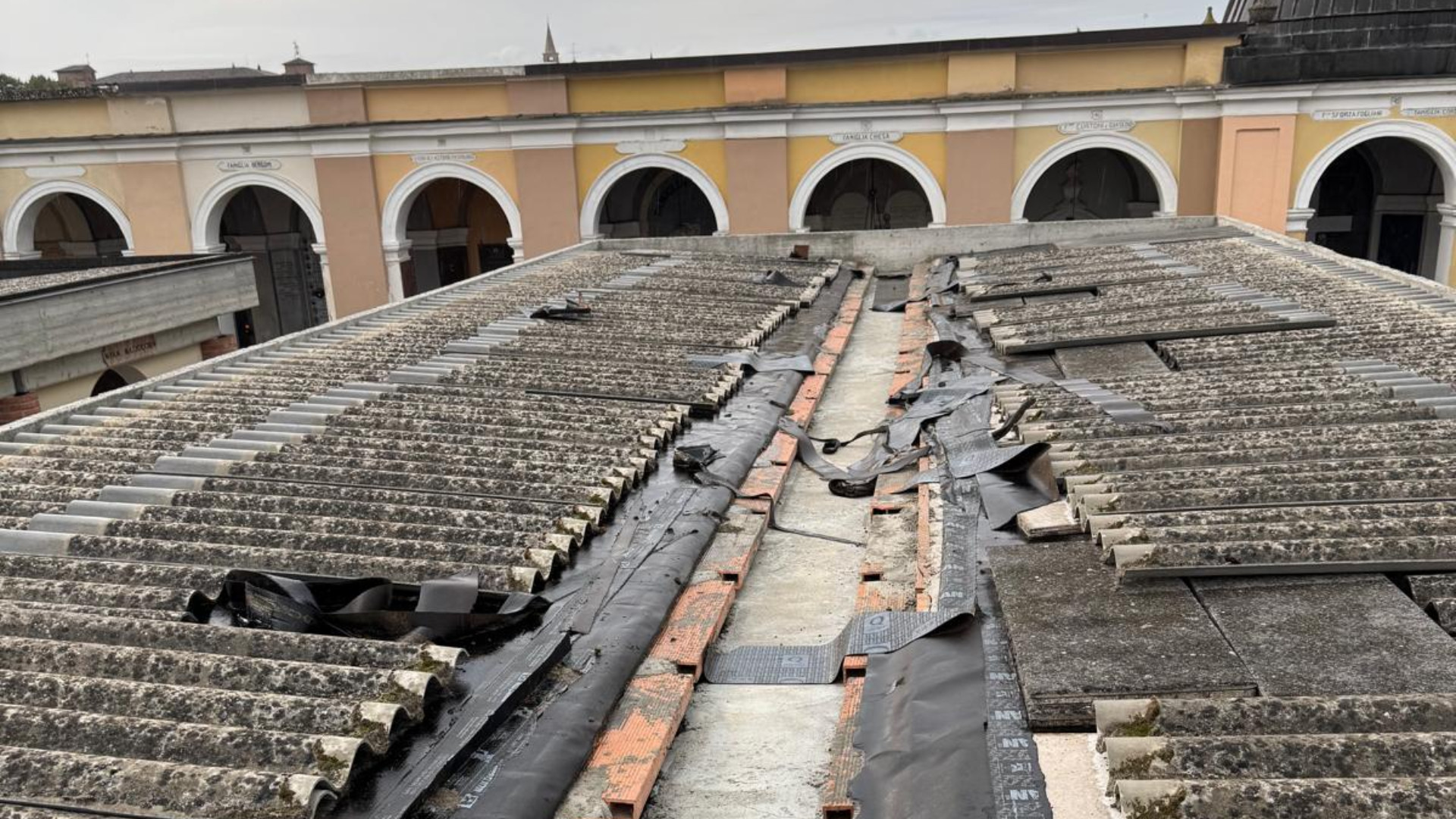 Ladri al cimitero di Borgonovo, depredato rame sopra 32 cappelle