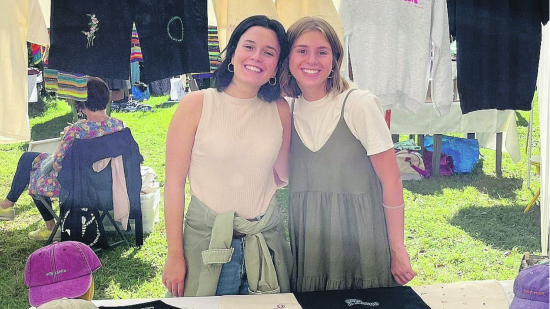 I giovani riscoprono ago e filo, un hobby che aiuta il buon umore