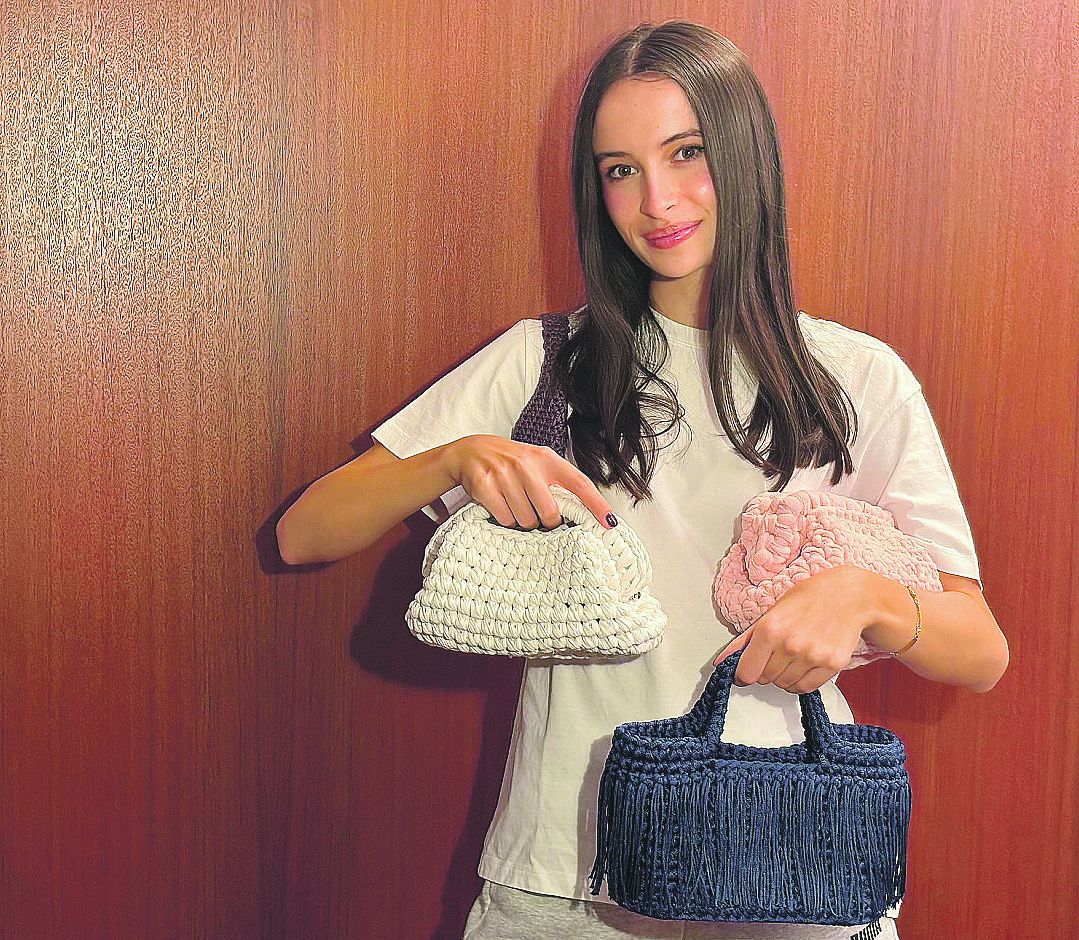 Arianna Viciguerra con le sue creazioni crochet - foto Chiavarini