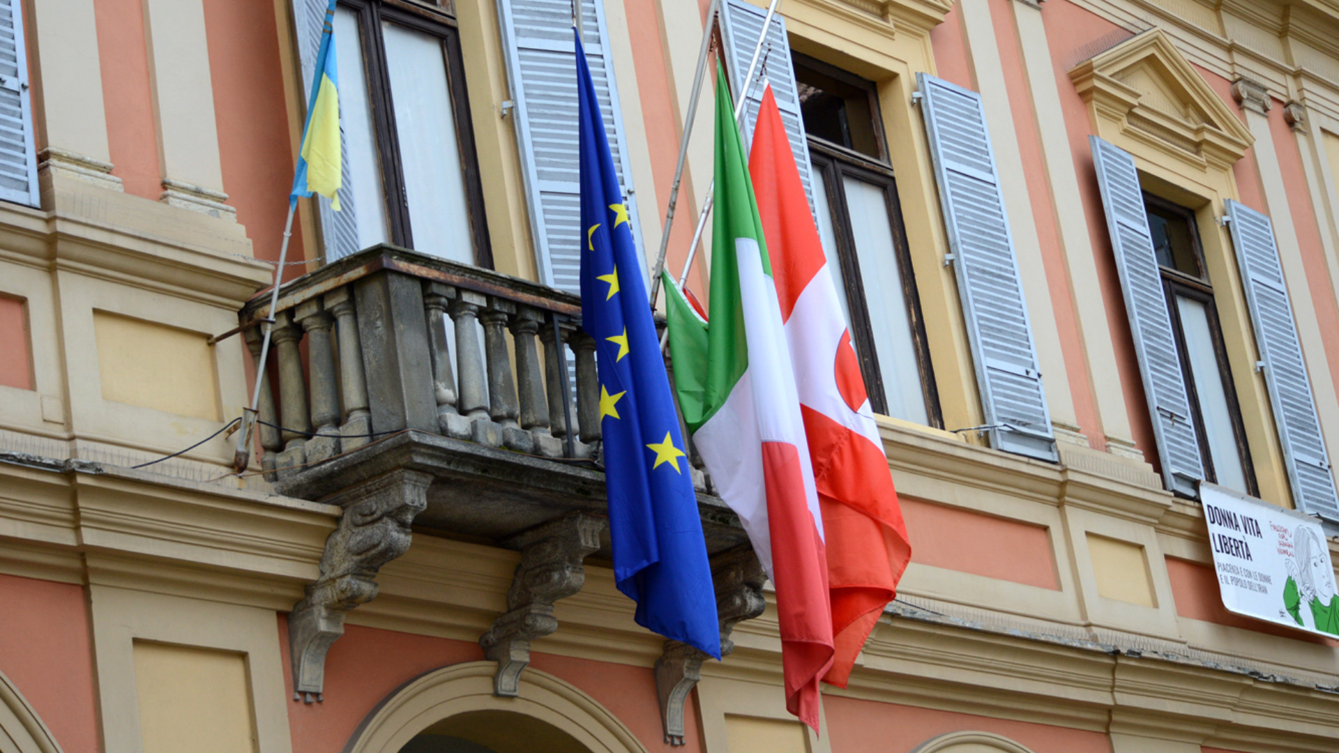 La bandiera a mezz'asta del Comune di Piacenza