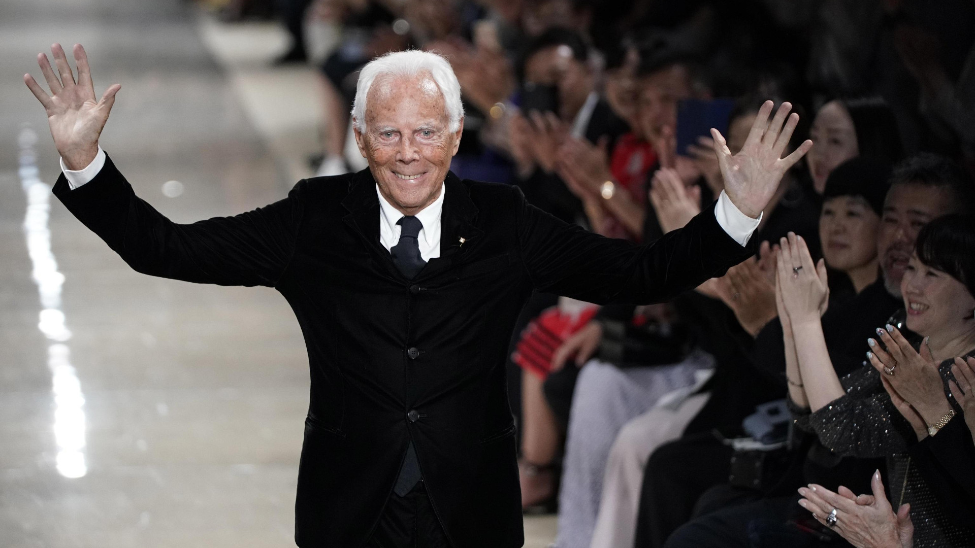 L'immagine di un Giorgio Armani sorridente dopo una sua sfilata
