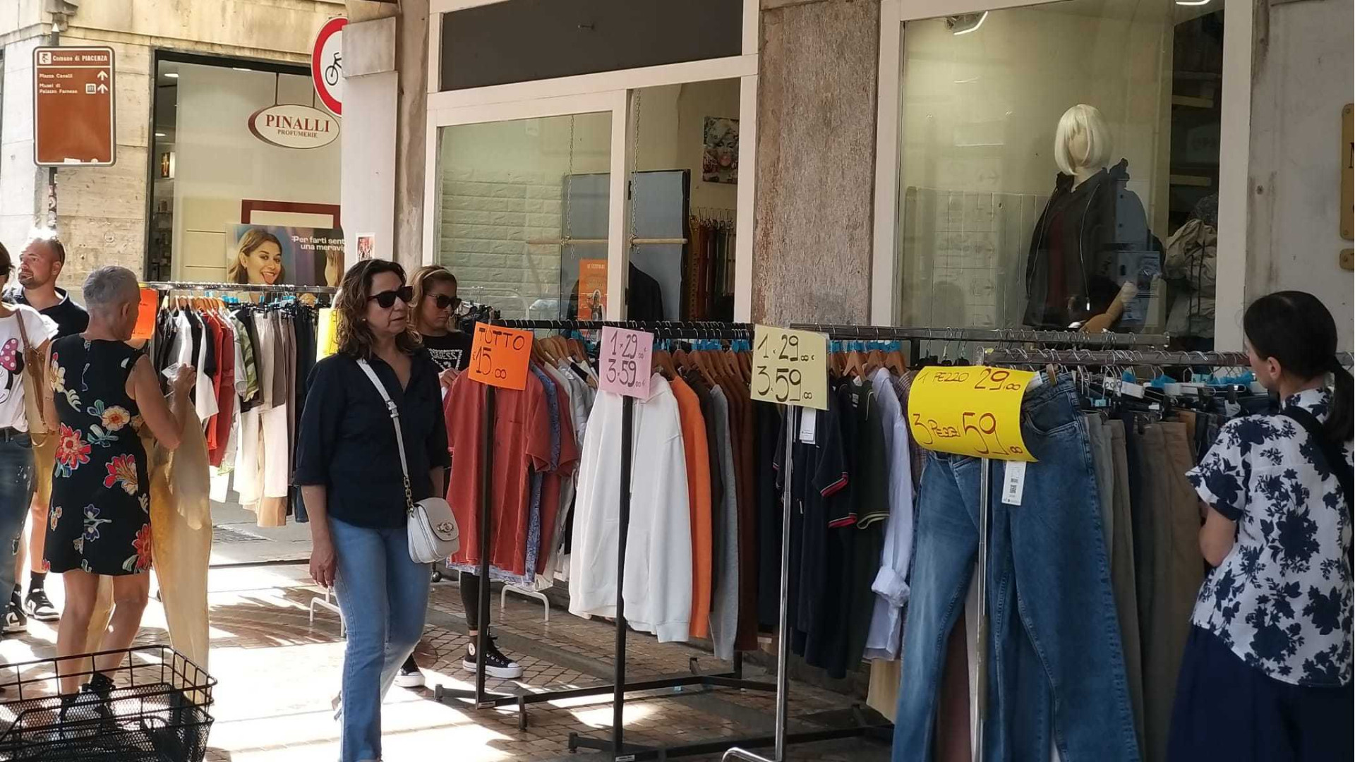 Svuota i negozi e riempie la città: lo Sbaracco fa ancora centro