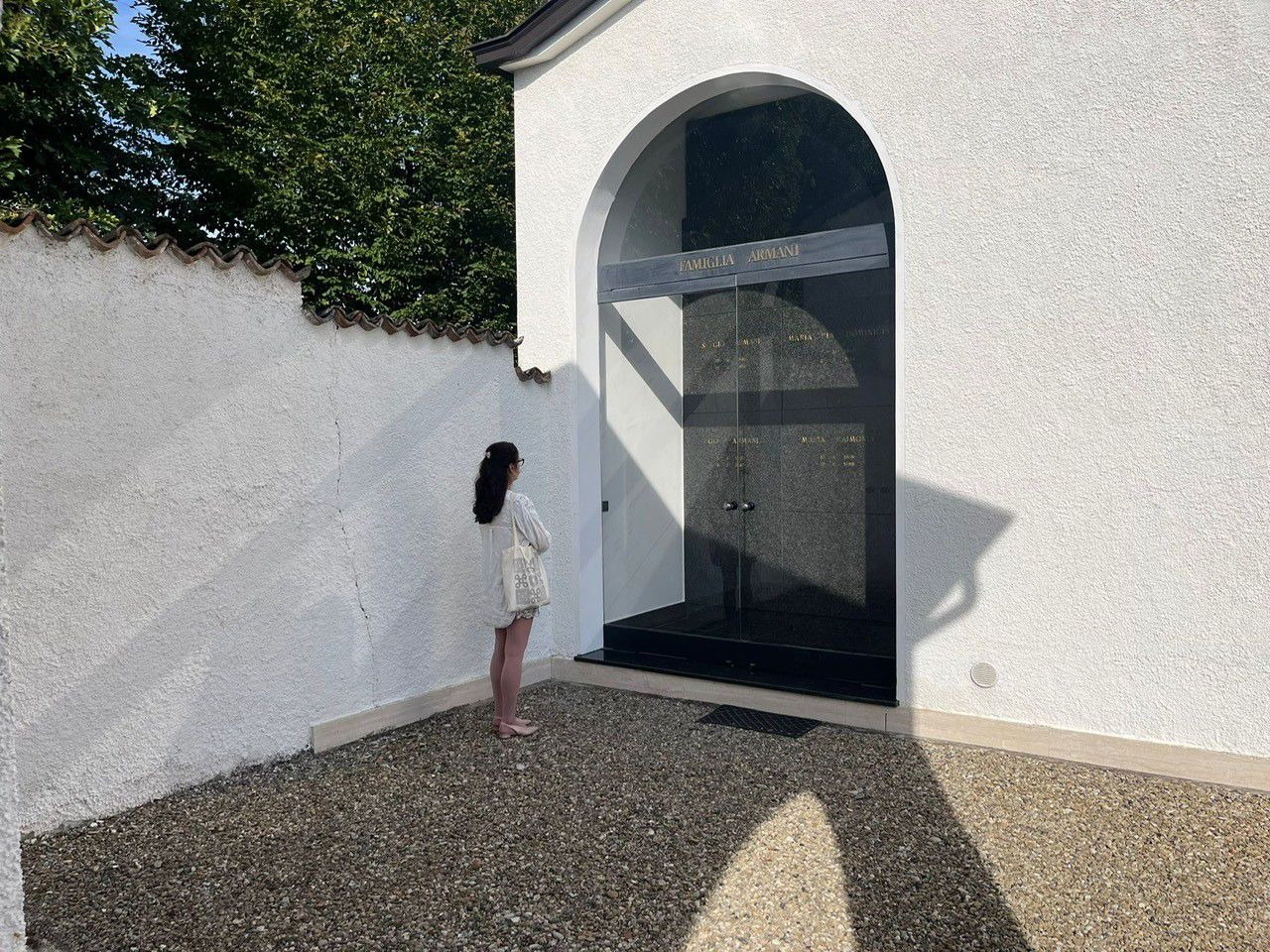 Una ragazza ieri davanti alla cappella della famiglia di Armani (foto Elisa Malacalza)