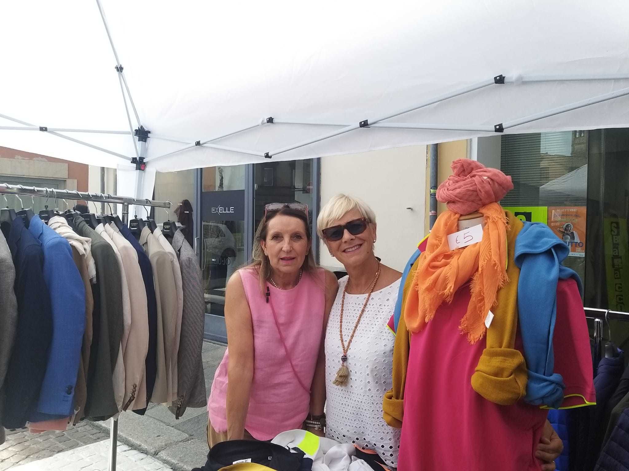 Terenzia e Silvia: dal negozio al banco allestito sul Corso (foto Chiavarini)