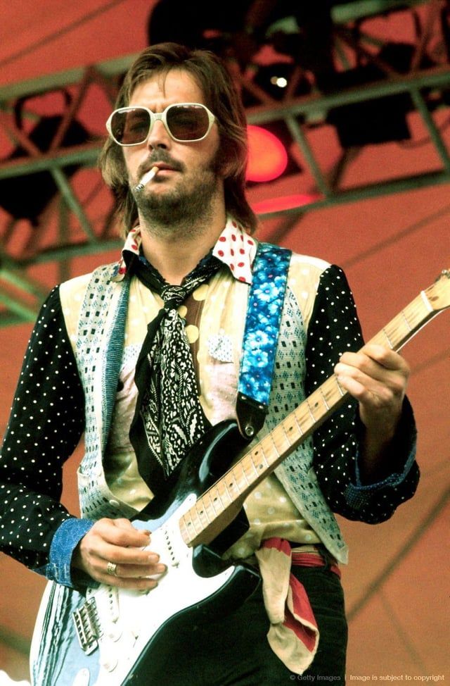 Il look di Eric Clapton negli anni 70, prima di conoscere Giorgio Armani