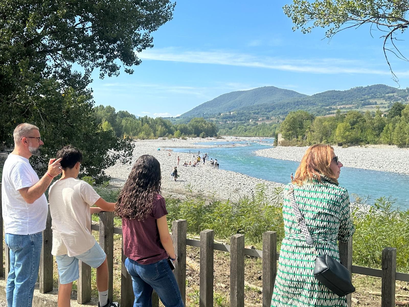 Ultimi bagni nel Trebbia sotto gli sguardi dei passanti sul lungo fiume rivergarese: perplessità o invidia? (foto Pietro Zangrandi)