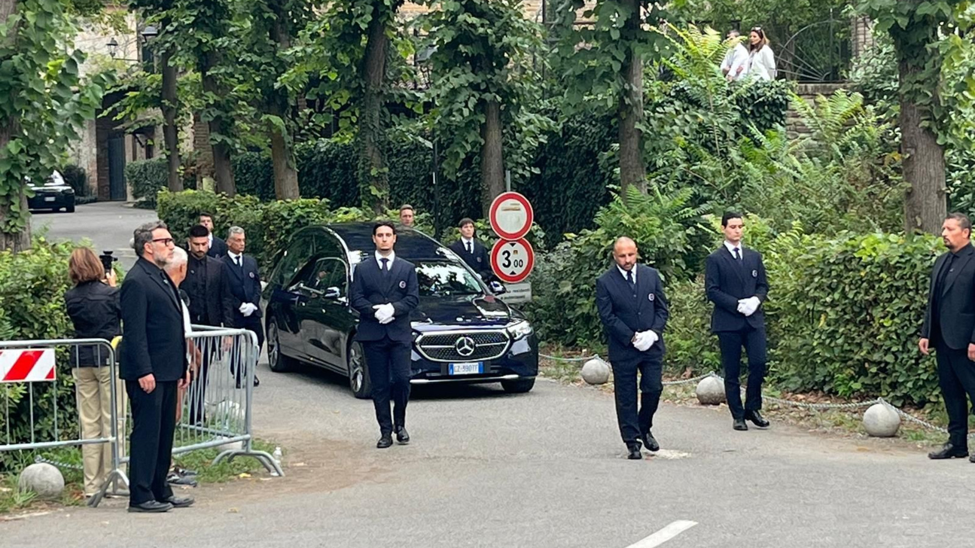 Rivalta e i fiori bianchi per l'ultimo saluto ad Armani