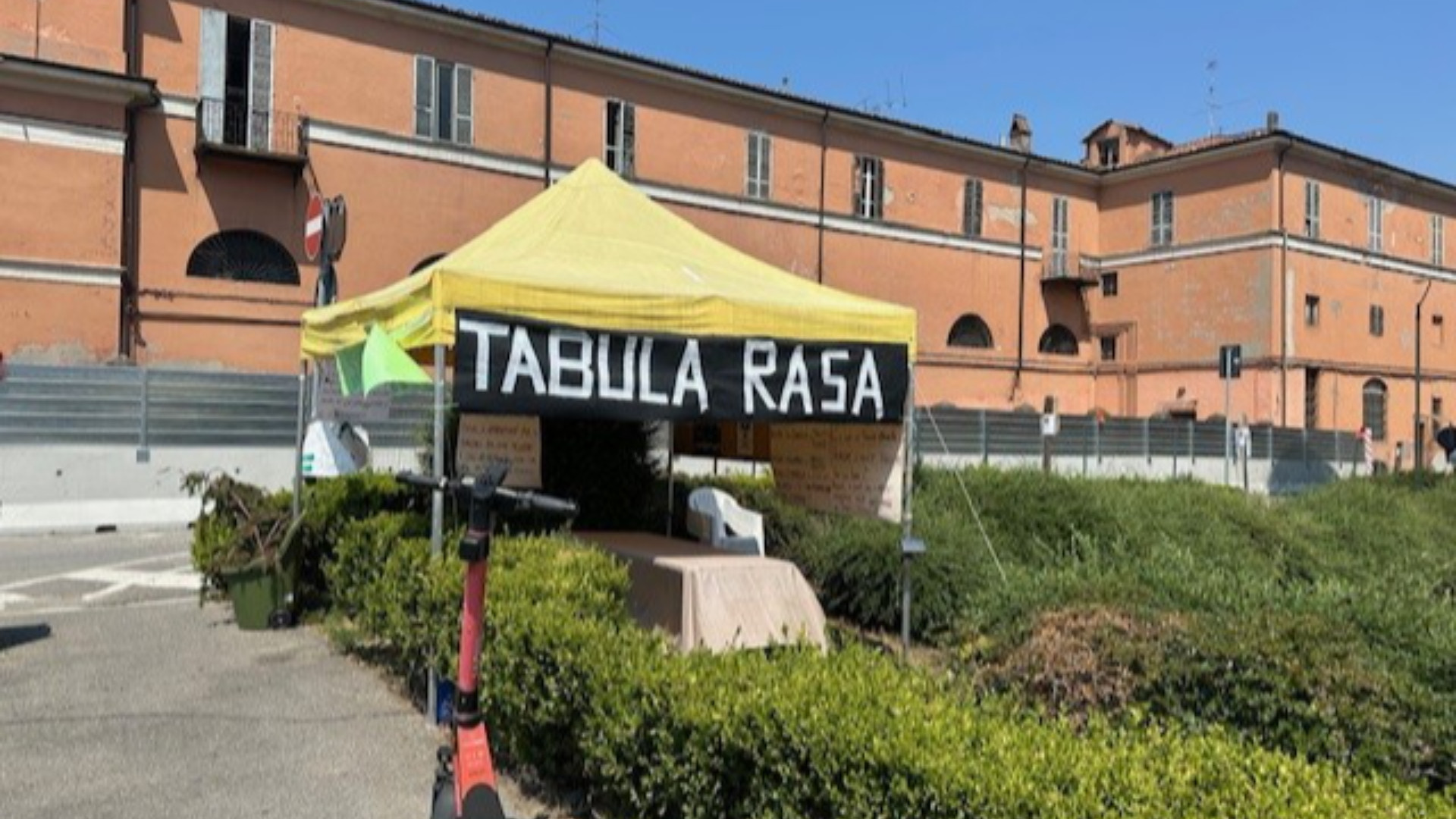 Il gazebo davanti alle ex scuderie di Maria Luigia
