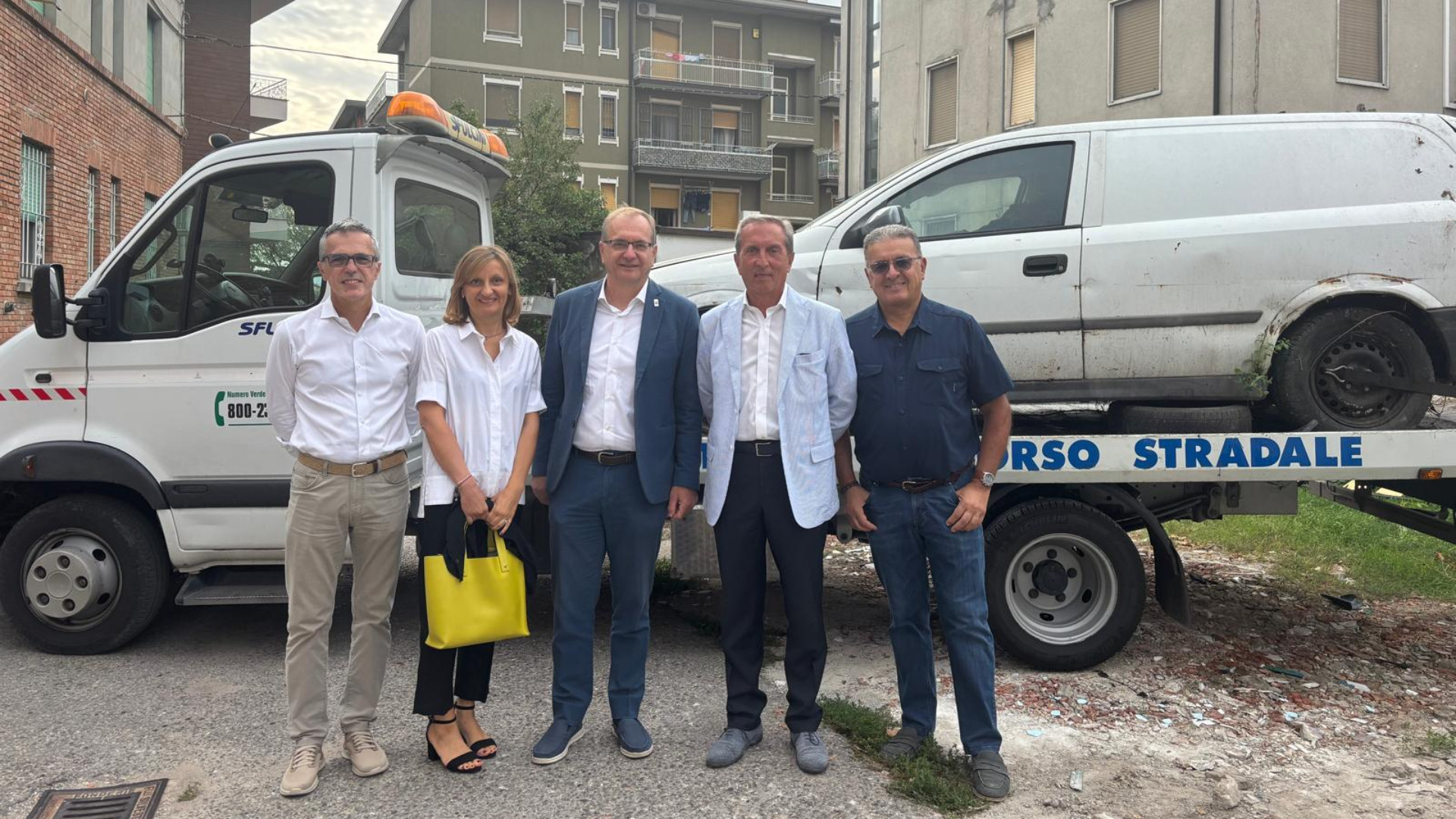 Via l'ultima carcassa dal cimitero delle auto nel condominio Acer