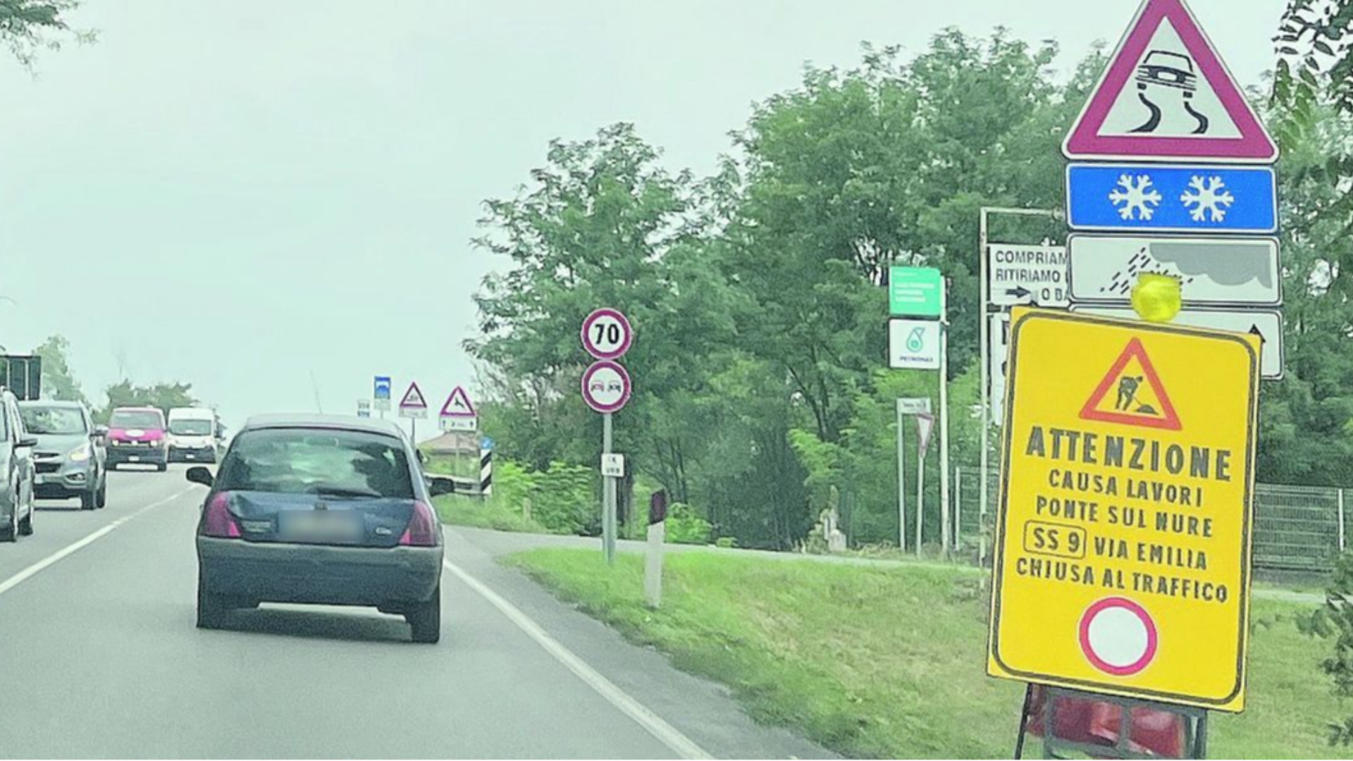 Cartelli ungo la via Emilia, sul ponte sul Nure
