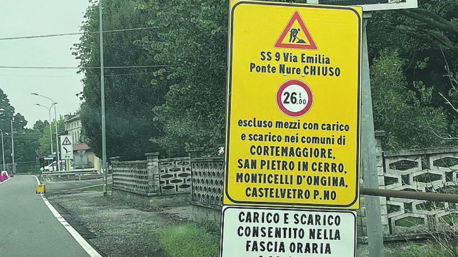Ponte sul Nure, il caos dei cartelli: testi illeggibili per chi è alla guida