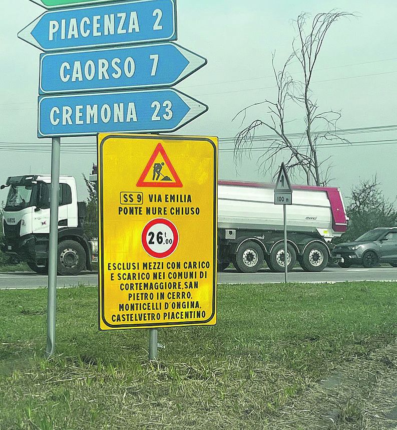 I cartelli a Besenzone con 13 righe di testo e all’incrocio con la Caorsana dove è impossibile fermarsi. La data del 15 appiccicata posticcia in prossimità del ponte e il record di 14 righe prima di Roncaglia - FOTO PADERNI