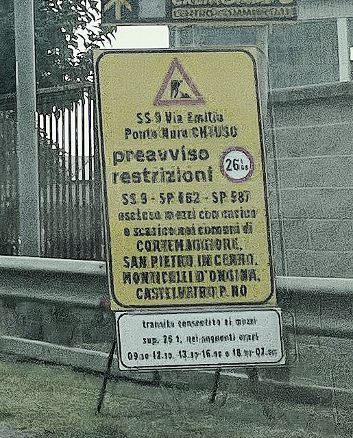 I cartelli a Besenzone con 13 righe di testo e all’incrocio con la Caorsana dove è impossibile fermarsi. La data del 15 appiccicata posticcia in prossimità del ponte e il record di 14 righe prima di Roncaglia - FOTO PADERNI