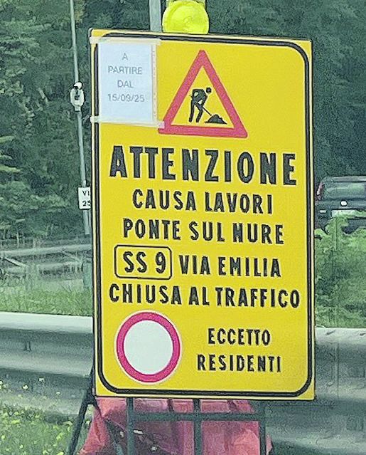 I cartelli a Besenzone con 13 righe di testo e all’incrocio con la Caorsana dove è impossibile fermarsi. La data del 15 appiccicata posticcia in prossimità del ponte e il record di 14 righe prima di Roncaglia - FOTO PADERNI