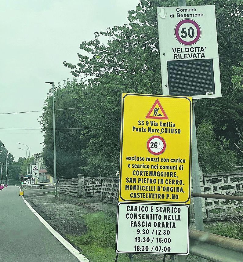 I cartelli a Besenzone con 13 righe di testo e all’incrocio con la Caorsana dove è impossibile fermarsi. La data del 15 appiccicata posticcia in prossimità del ponte e il record di 14 righe prima di Roncaglia - FOTO PADERNI