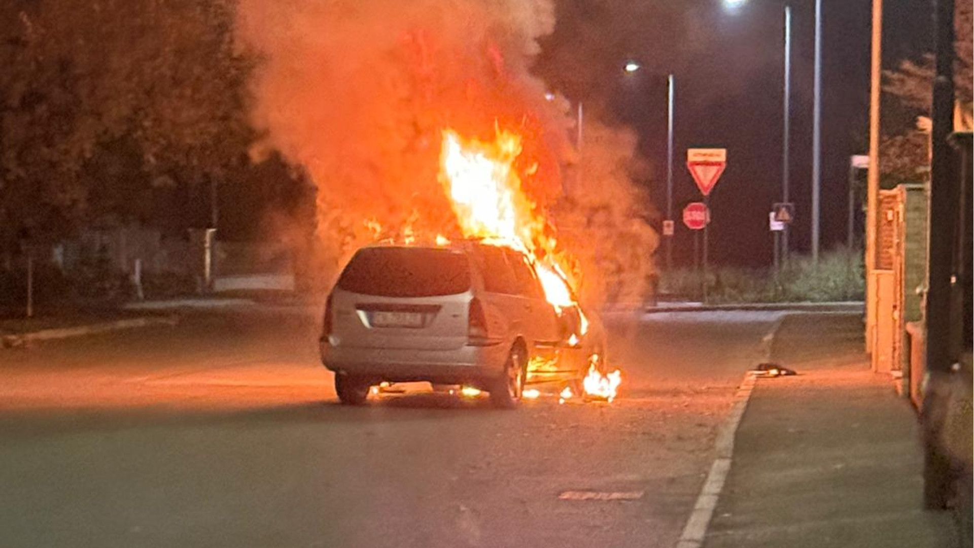 Auto prende fuoco a Castel San Giovanni, il conducente si salva all’ultimo