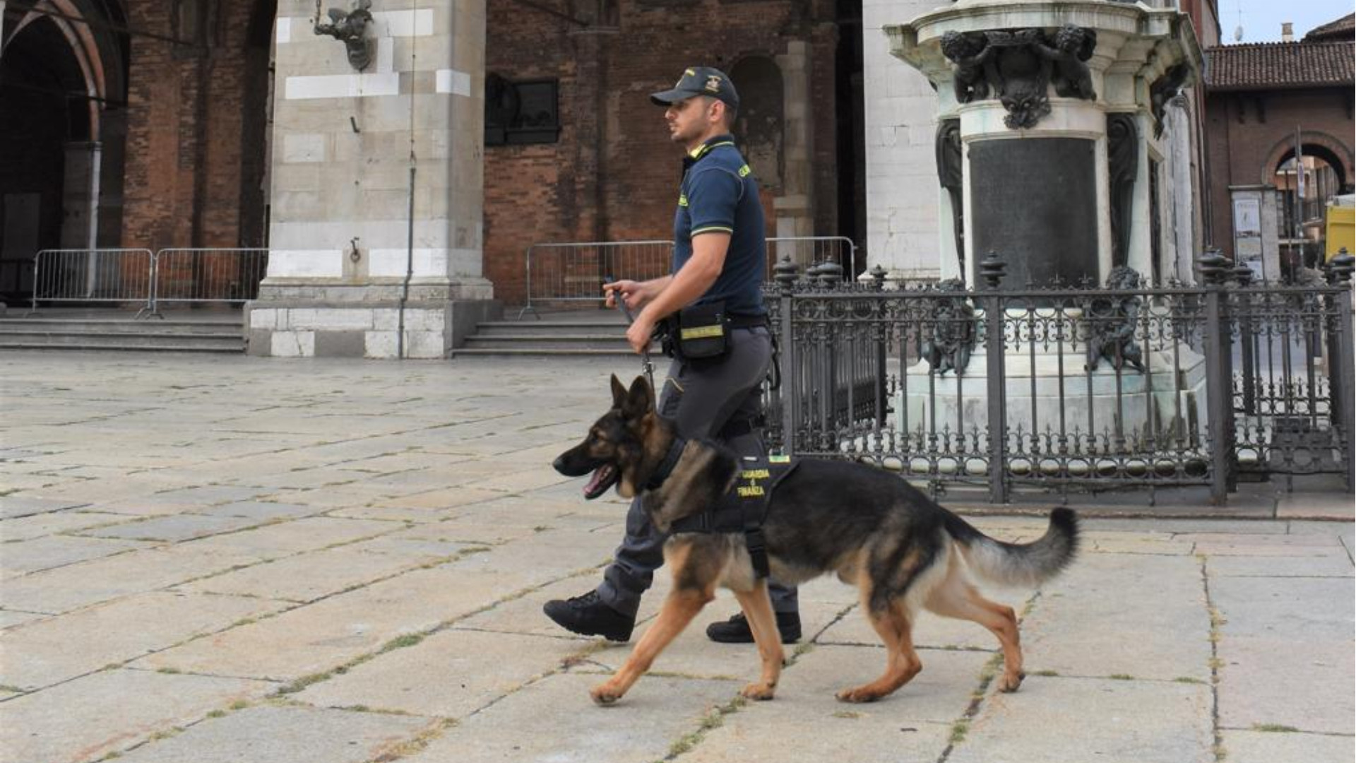 Droga in una borsa abbandonata: sequestrati 85 grammi di hashish