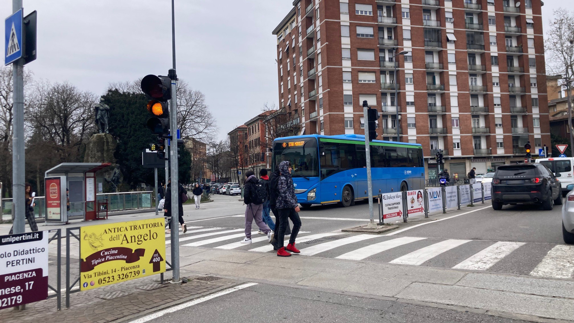 Stazione, i semafori si adattano alle scuole