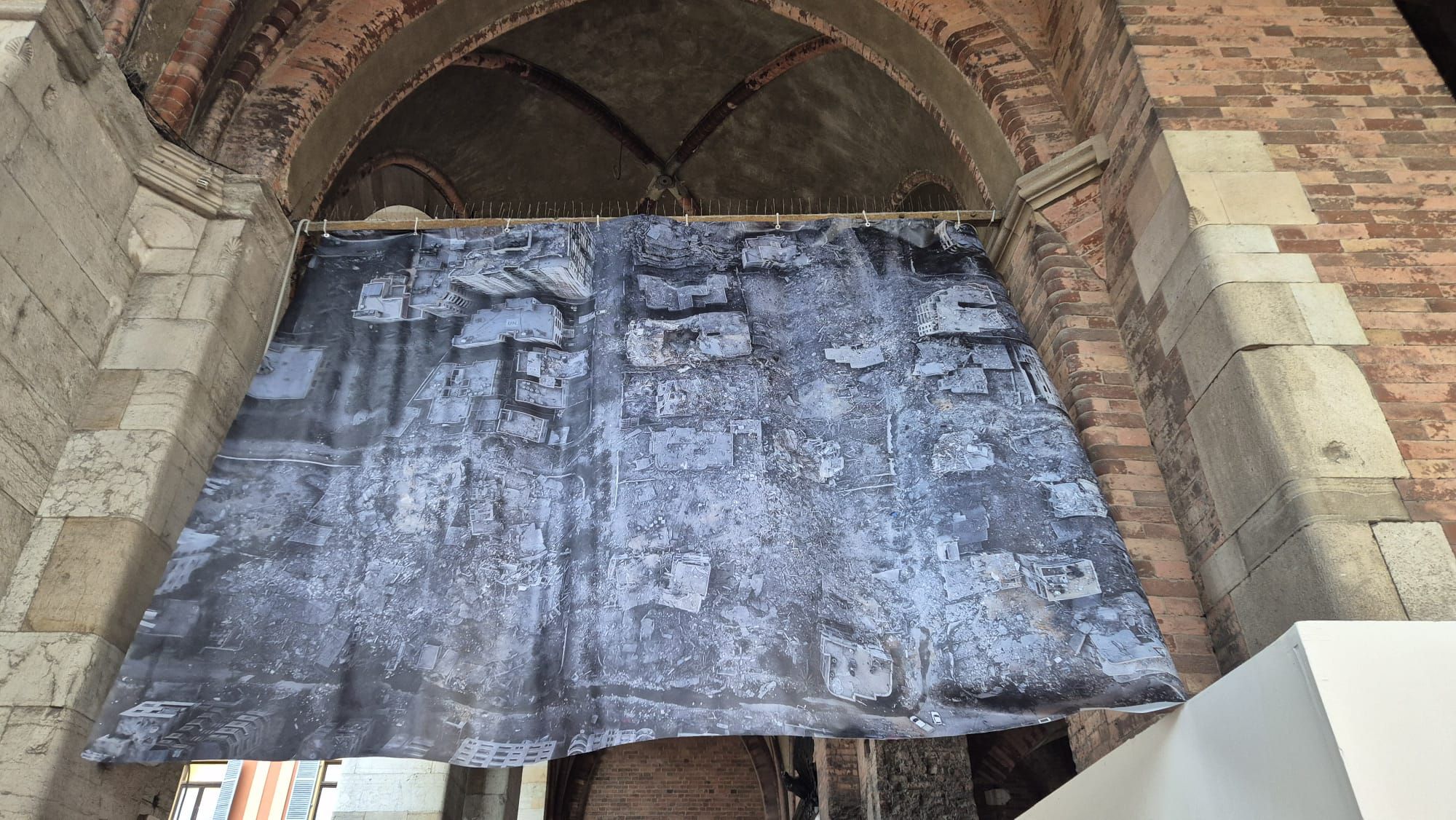 Sotto i portici di Palazzo Gotico il richiamo alla pace e alla dignità umana con le gigantografie del progetto "I Grant You Refuge" ferrari