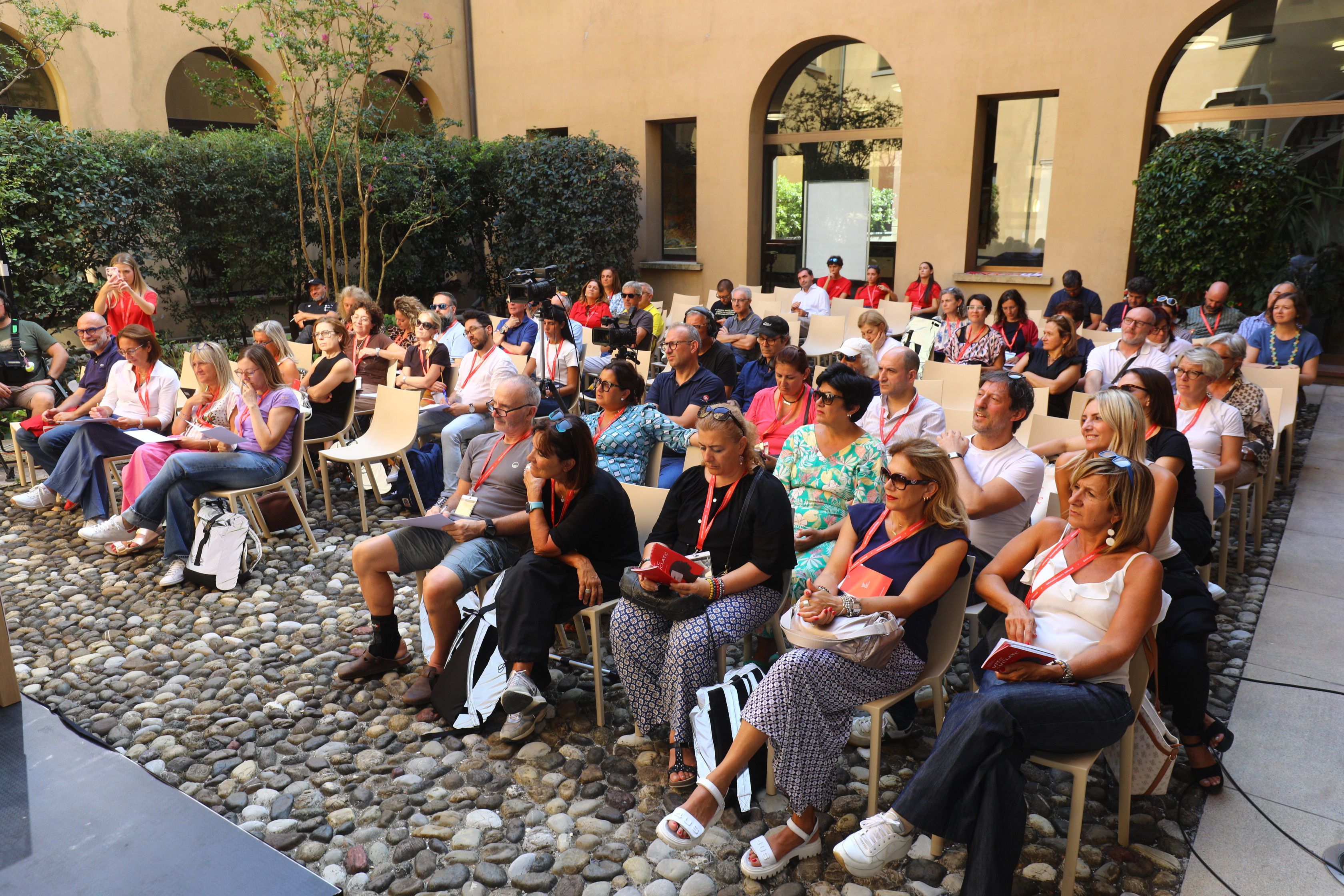 Il pubblico di "Bowlcast" nel cortile di Palazzo Rota Pisaroni