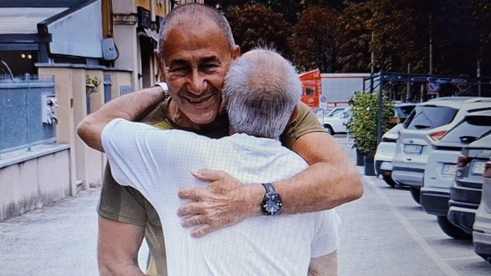 L'abbraccio dopo 43 anni: incontro tra  Schaeffer e il suo eroe
