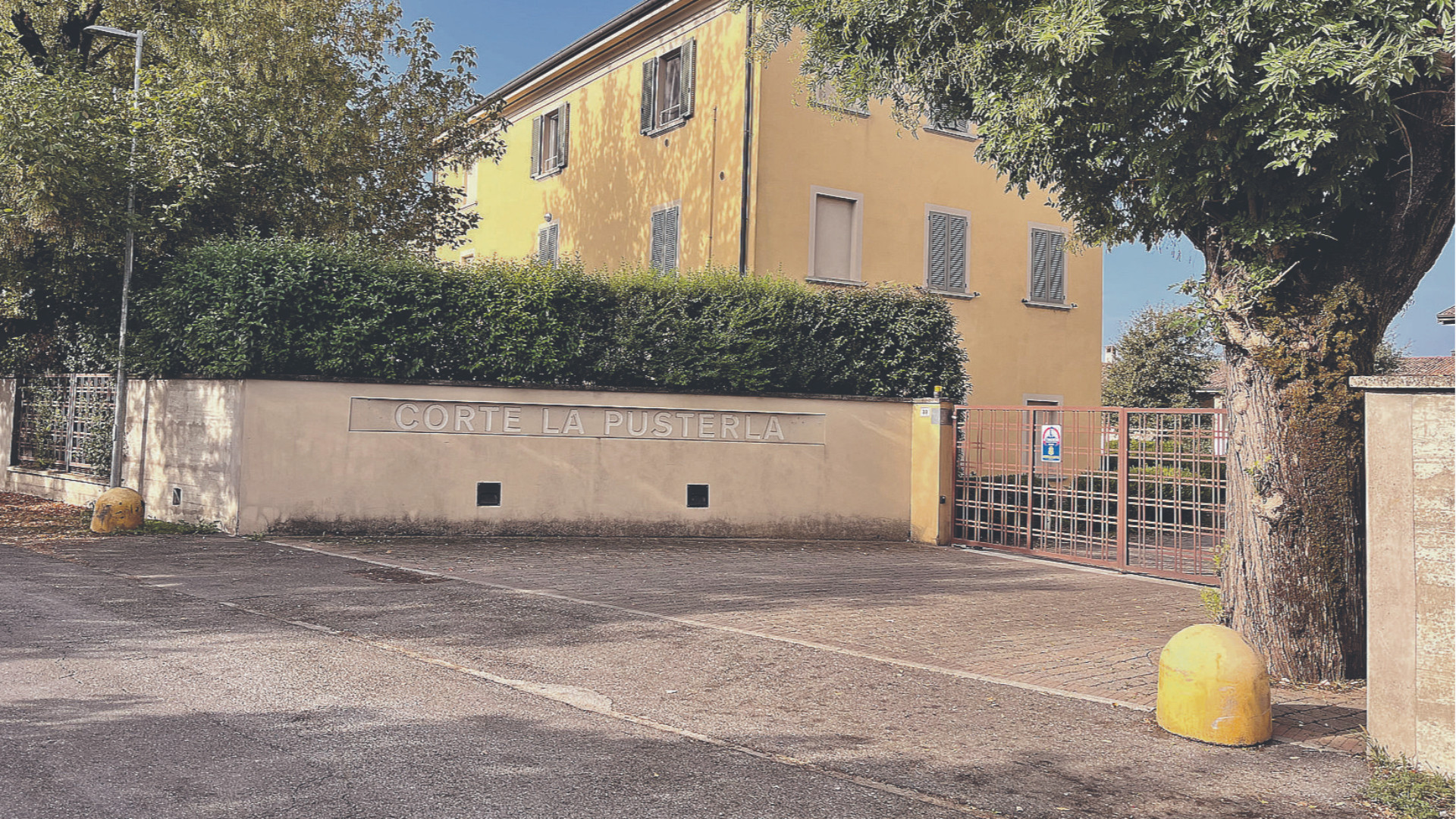 Corte Pusterla, i residenti chiedono più sicurezza: «Strada a rischio»
