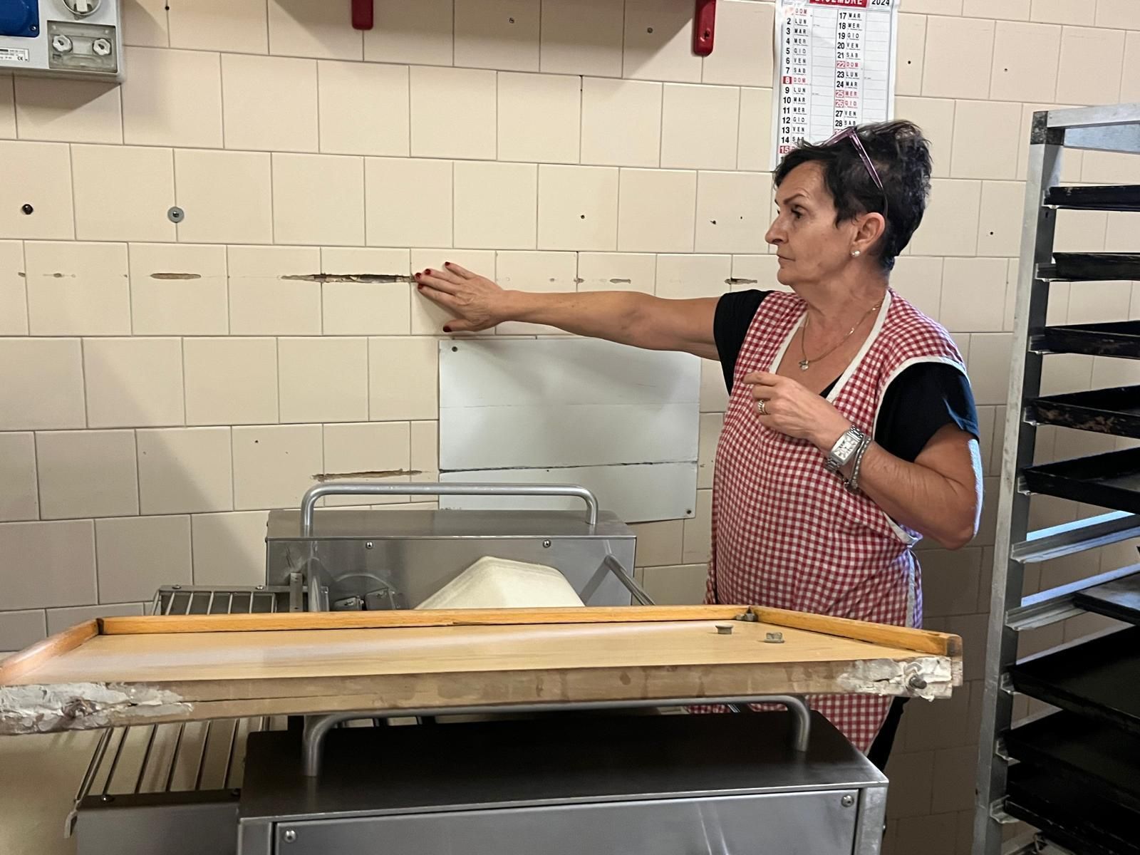 Morena Arbasi mostra il segno dell'acqua sul muro del forno