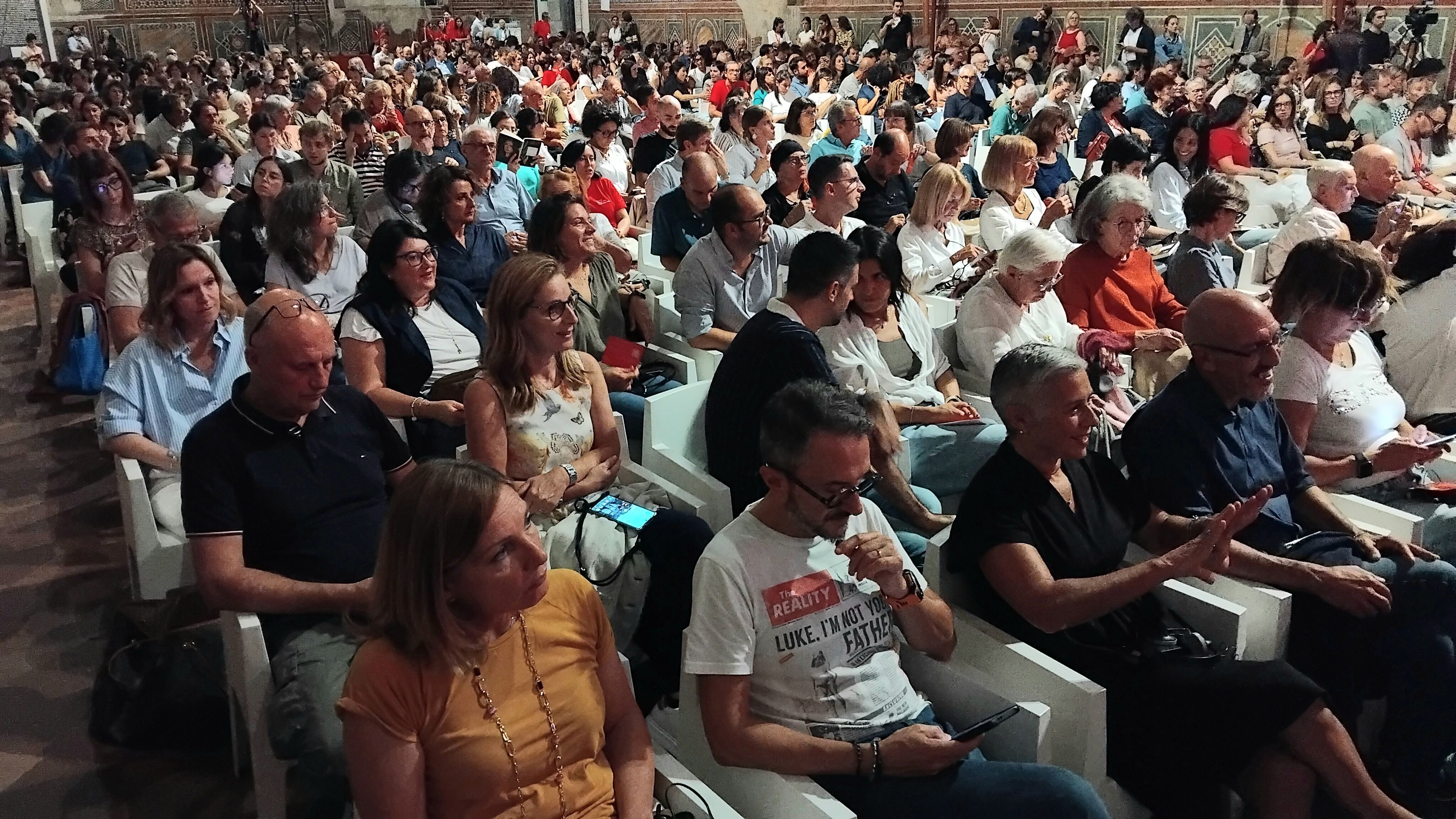 La sala del palazzo Gotico gremita per l'incontro intitolato "Il fronte delle parole" © Libertà/DelPapa